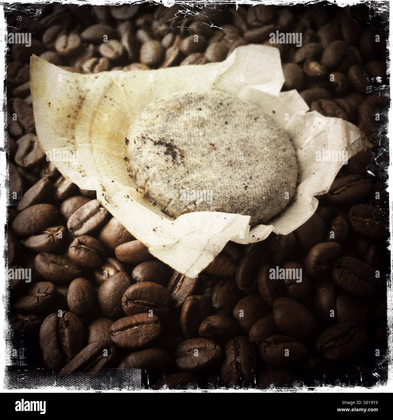 Gebrauchte Espresso Pad über Kaffeebohnen Stockfoto