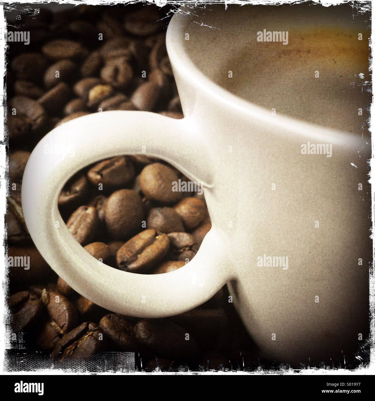 Tasse Kaffee und Bohnen - Smartphone-aufgenommenes Stockfoto