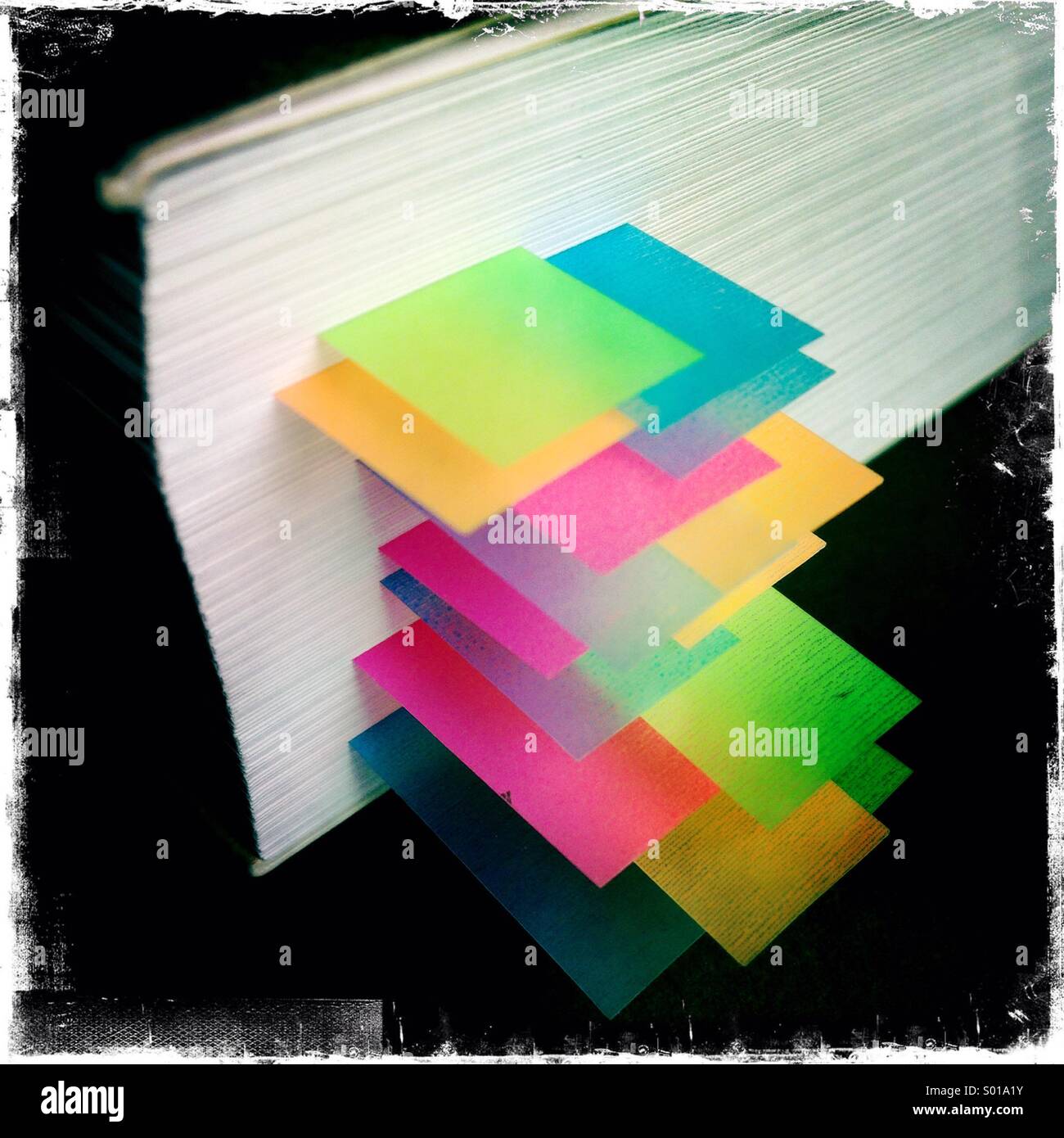 Bunte Lesezeichen im Buch - Smartphone-aufgenommenes Stockfoto