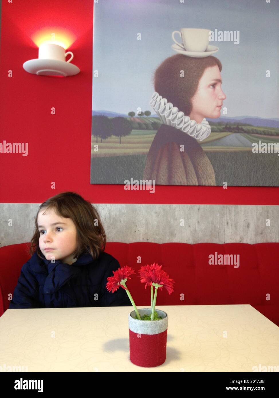 Mädchen warten im arty café Stockfoto