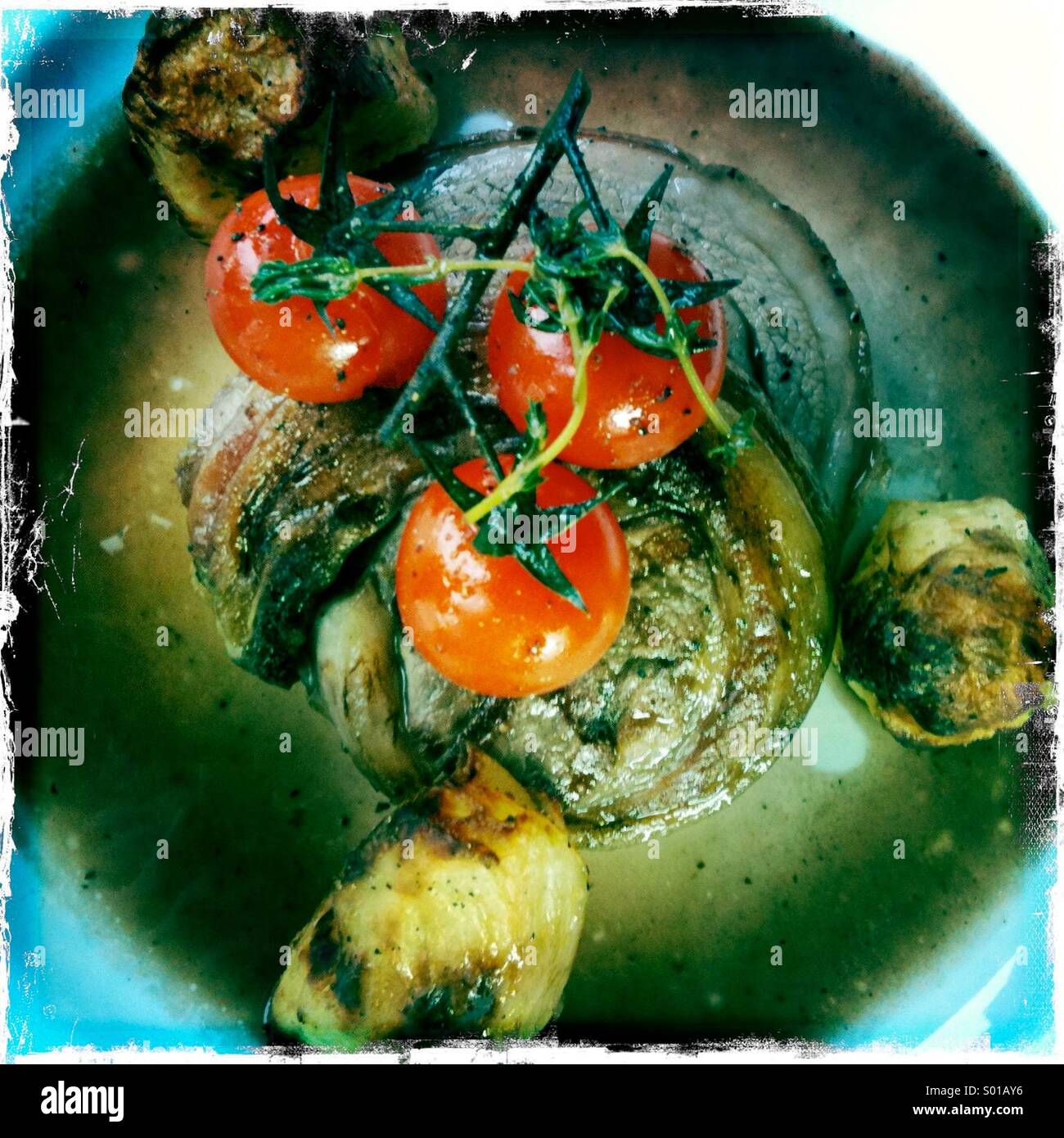 Pfanne gebraten Noisette Lammkeule mit einem Trio von Kartoffel Fondant und gerösteten Cherry Tomaten Stockfoto