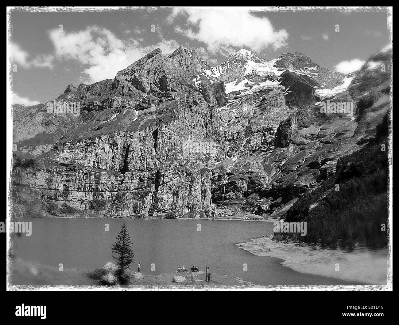 Oeschinensee bei Kandersteg, Schweiz - schwarz / weiß auf archetypische  Schweizer See und Berge Stockfotografie - Alamy