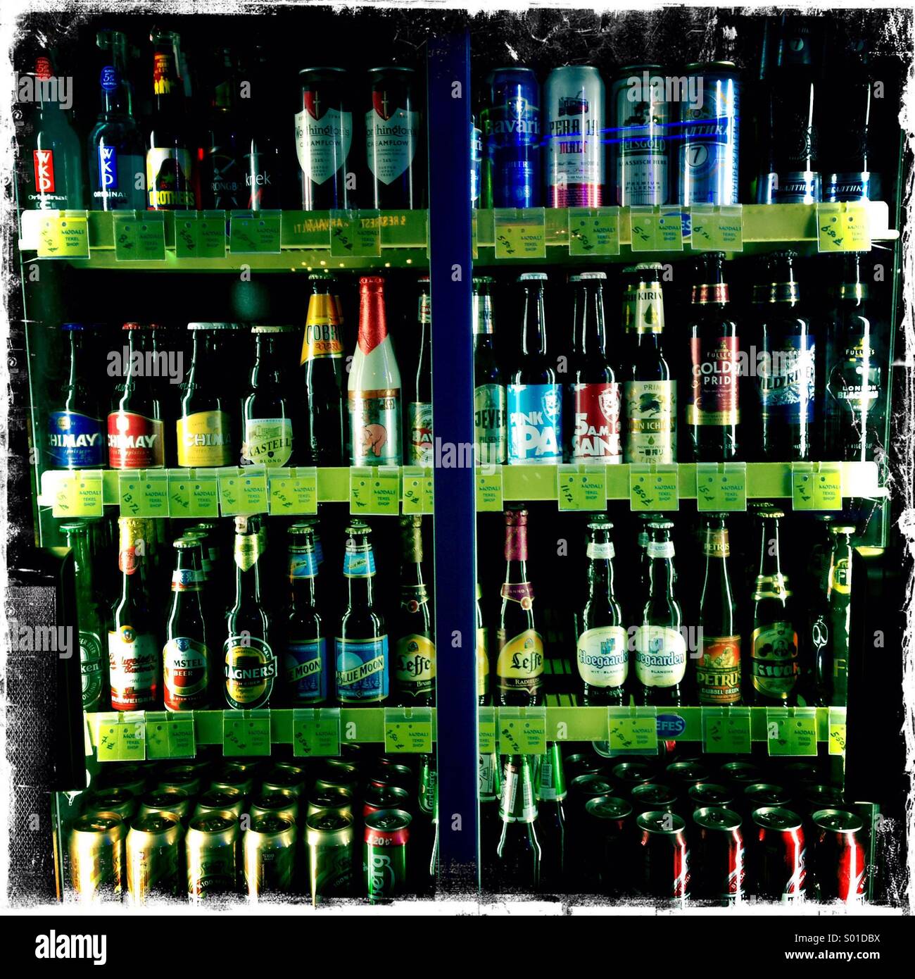 Bierflaschen zum Verkauf - Smartphone-aufgenommenes Stockfoto