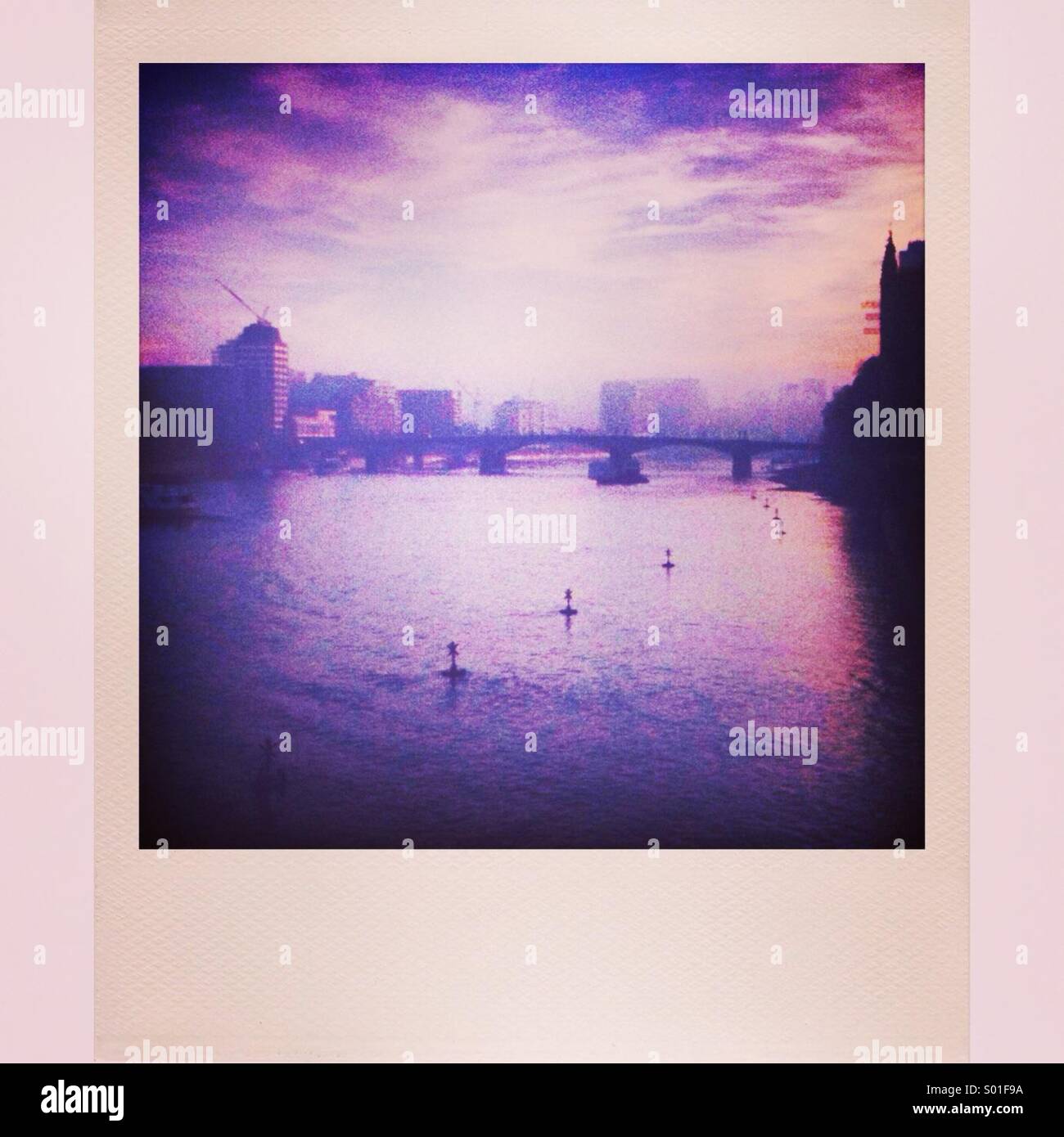 Lila Polaroid-Sonnenuntergang am Fluss Themse Stockfoto