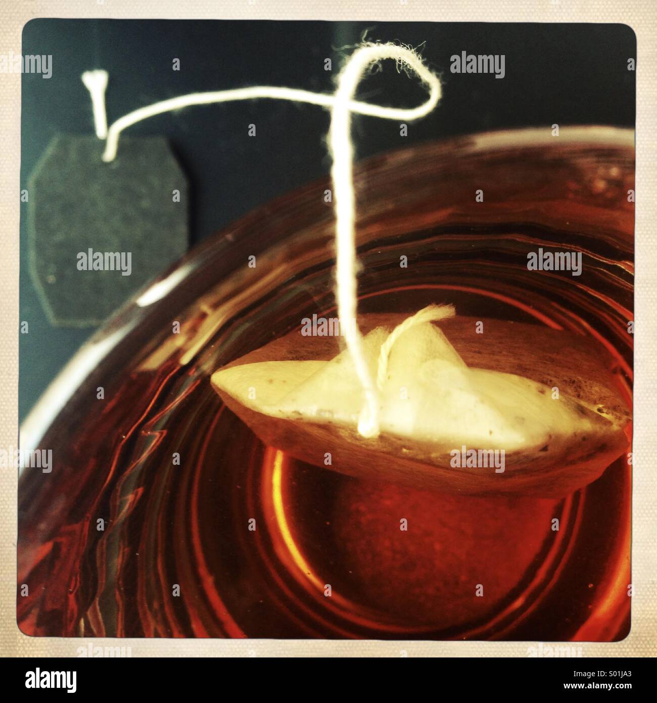 Teebeutel auf Teetasse - Smartphone-aufgenommenes Stockfoto