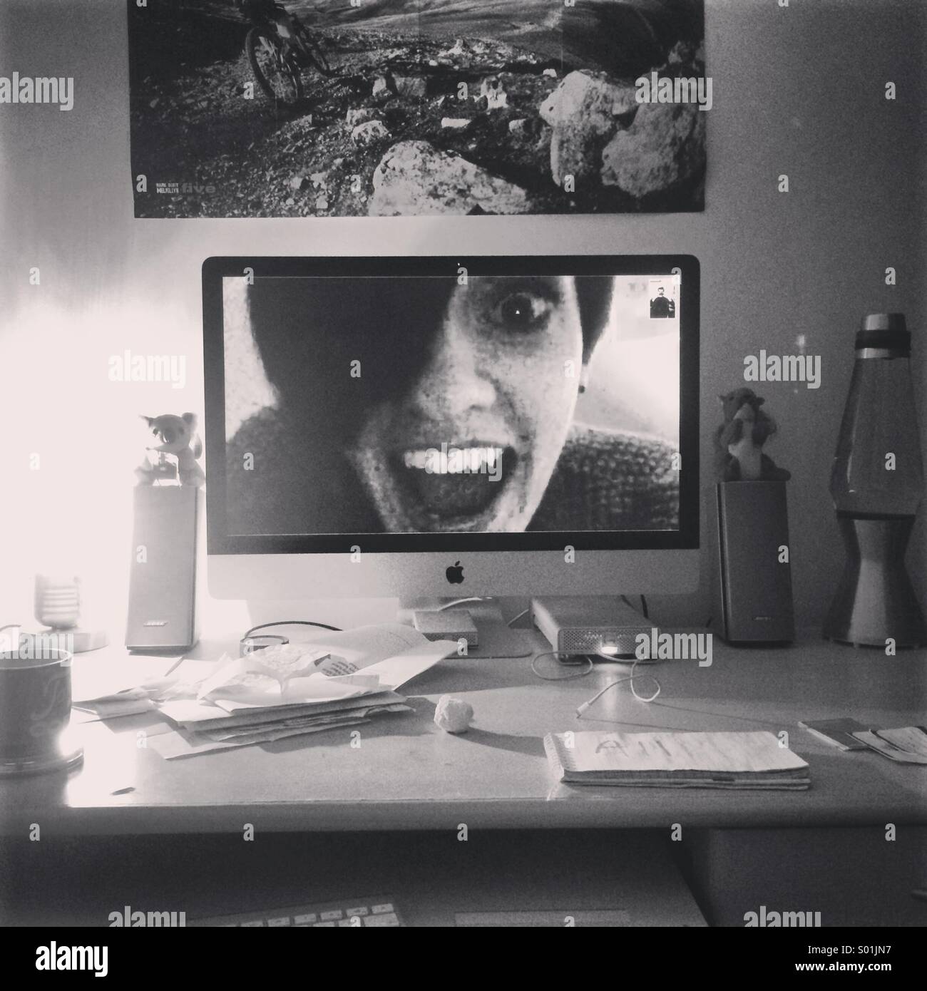 Ein Mädchen Gesicht auf einem Computerbildschirm während eine Webcam-Unterhaltung. Stockfoto
