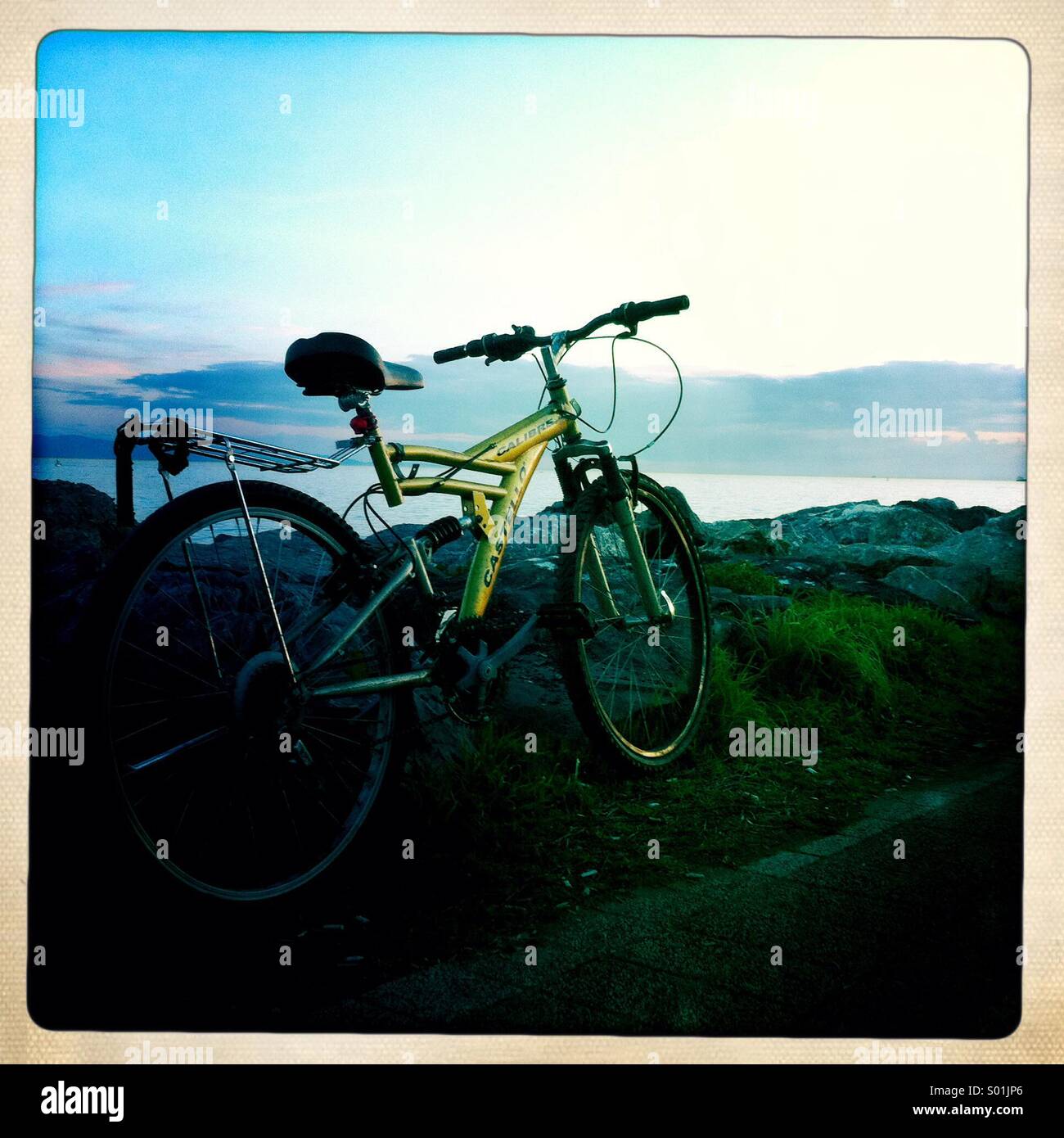 Outdoor-Fahrrad auf den Felsen Stockfoto