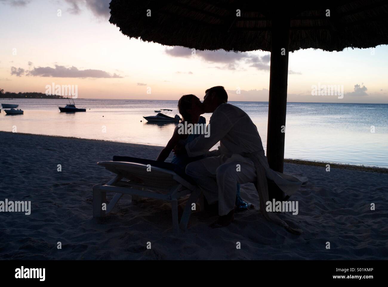 Liebhaber küssen im Sonnenuntergang Mauritius - Smartphone-aufgenommenes Stockfoto