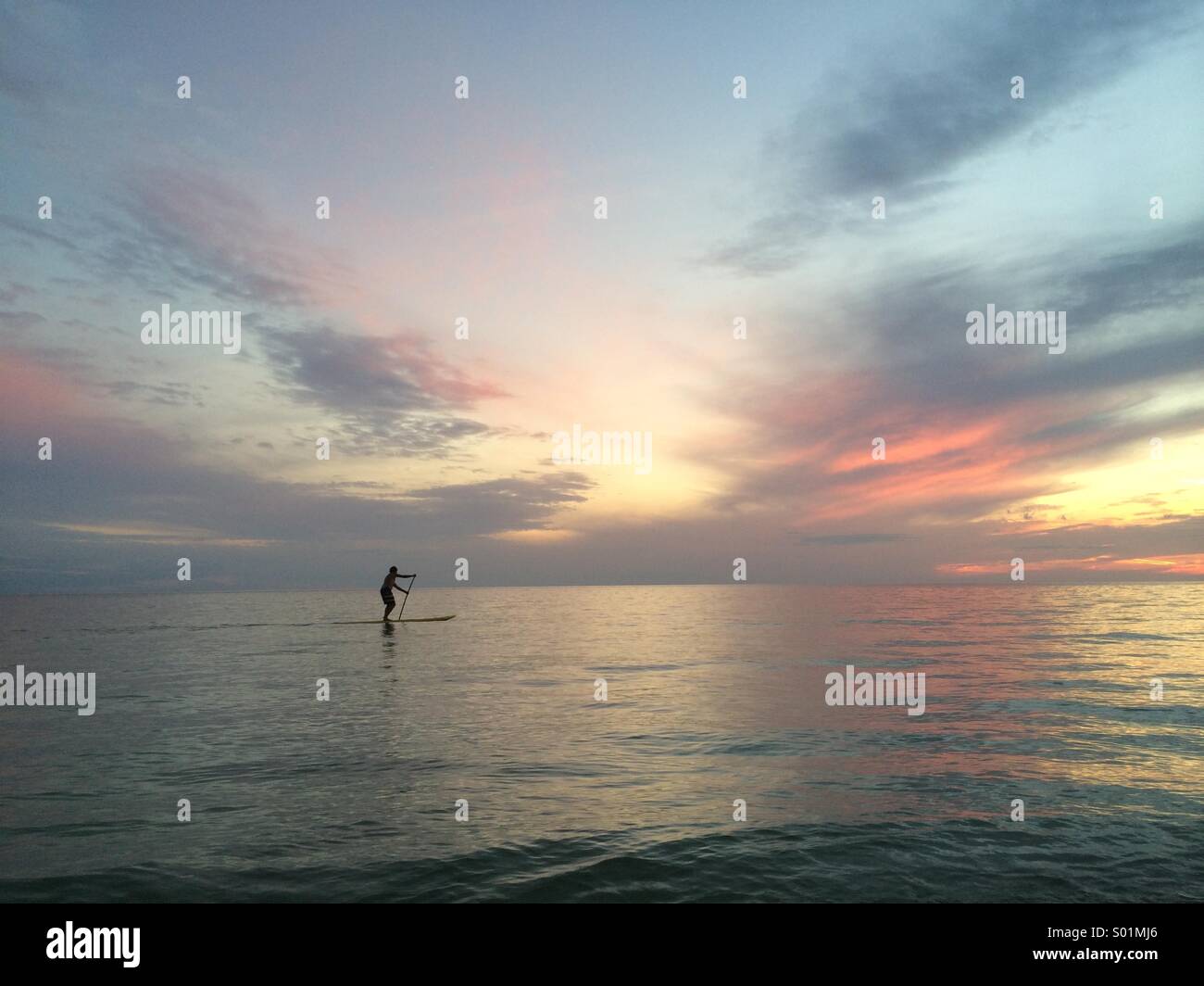 Paddle-boarding, im Golf von Mexiko an Floridas Emerald Coast aufzustehen. Stockfoto