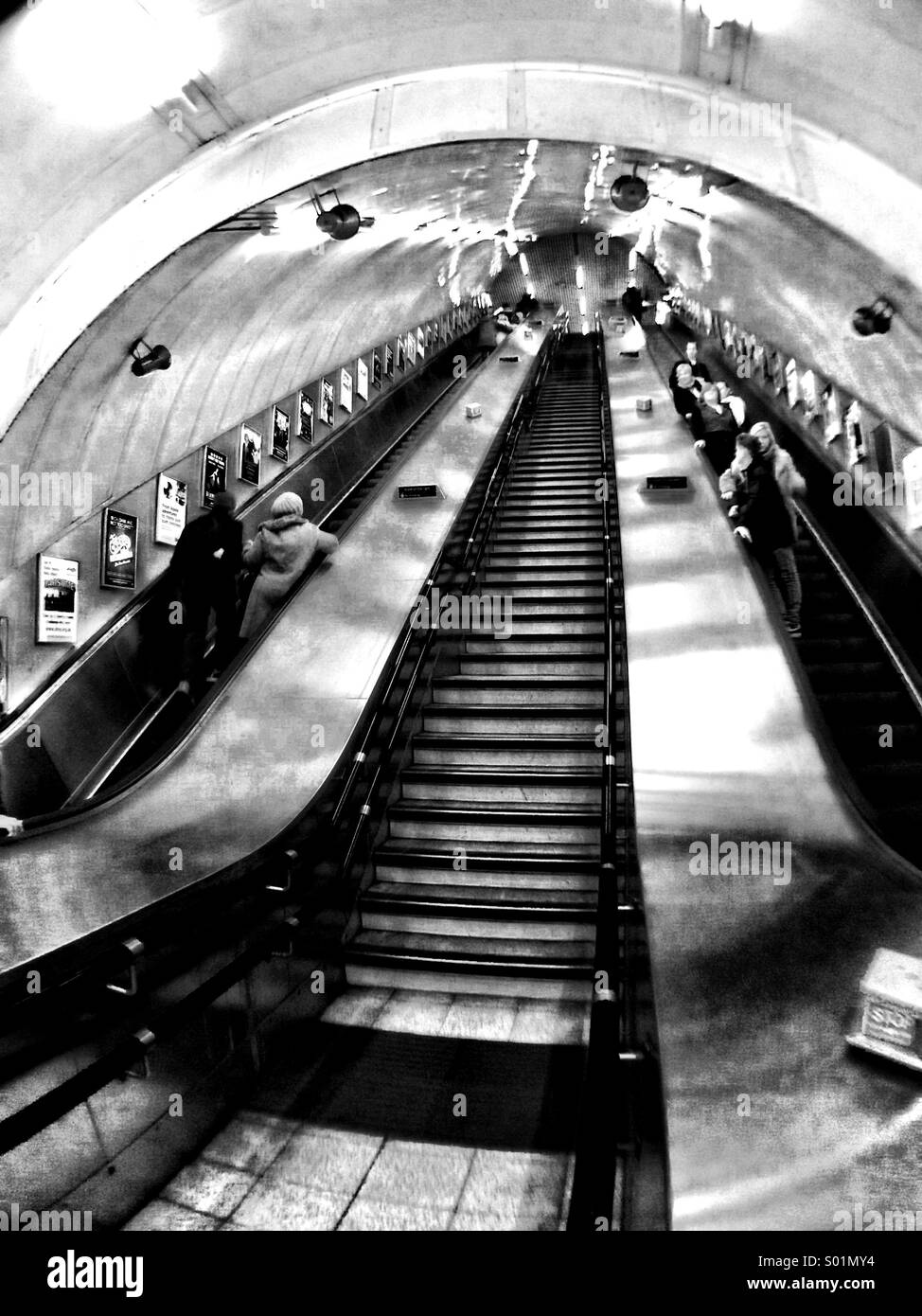 Rolltreppe auf die Londoner U-Bahn - Smartphone-aufgenommenes Stockfoto