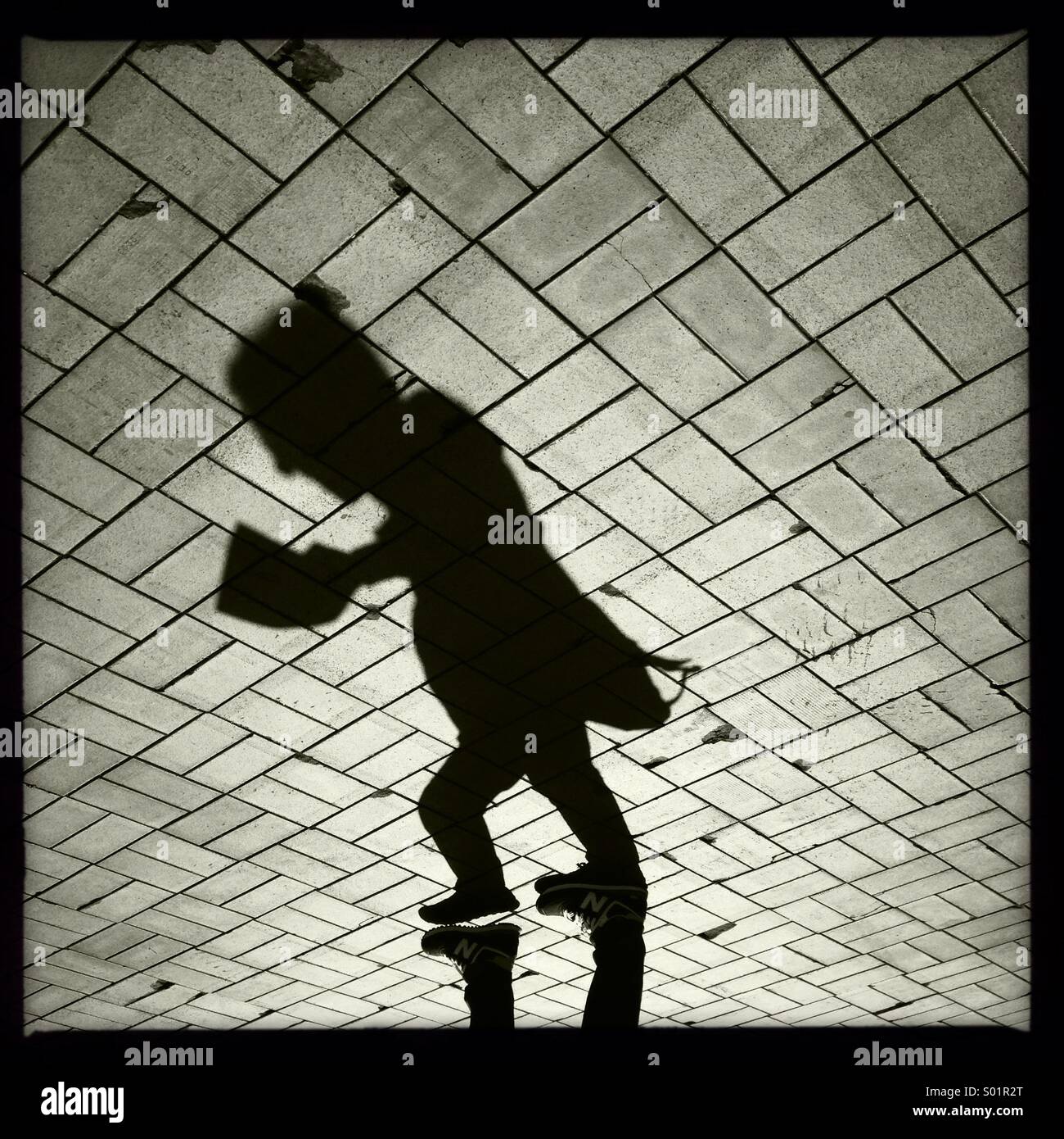 Menschliche Schatten auf Bürgersteig - Smartphone-aufgenommenes Stockfoto