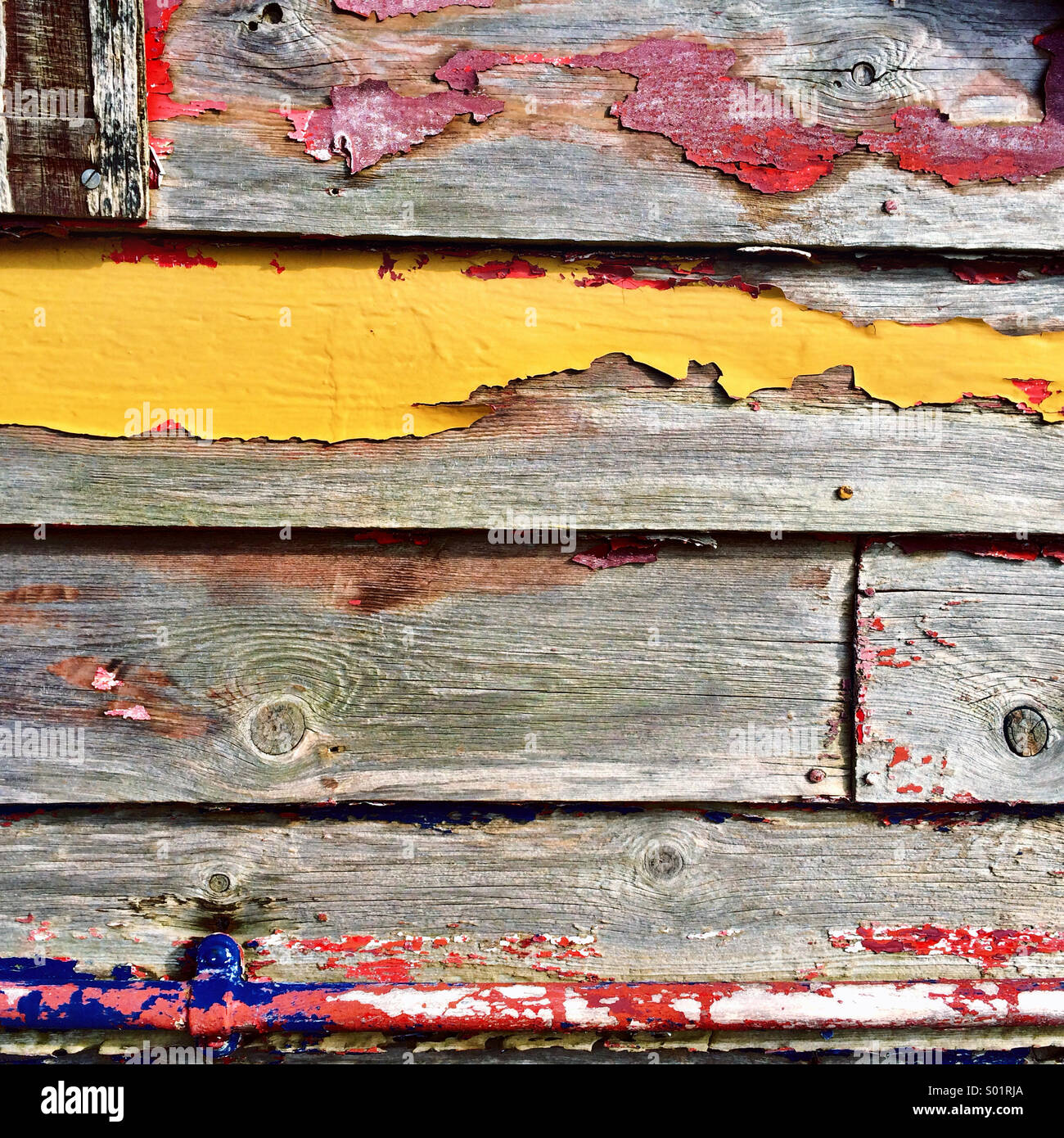 Abblätternde Farbe auf alten Holzschuppen Stockfoto