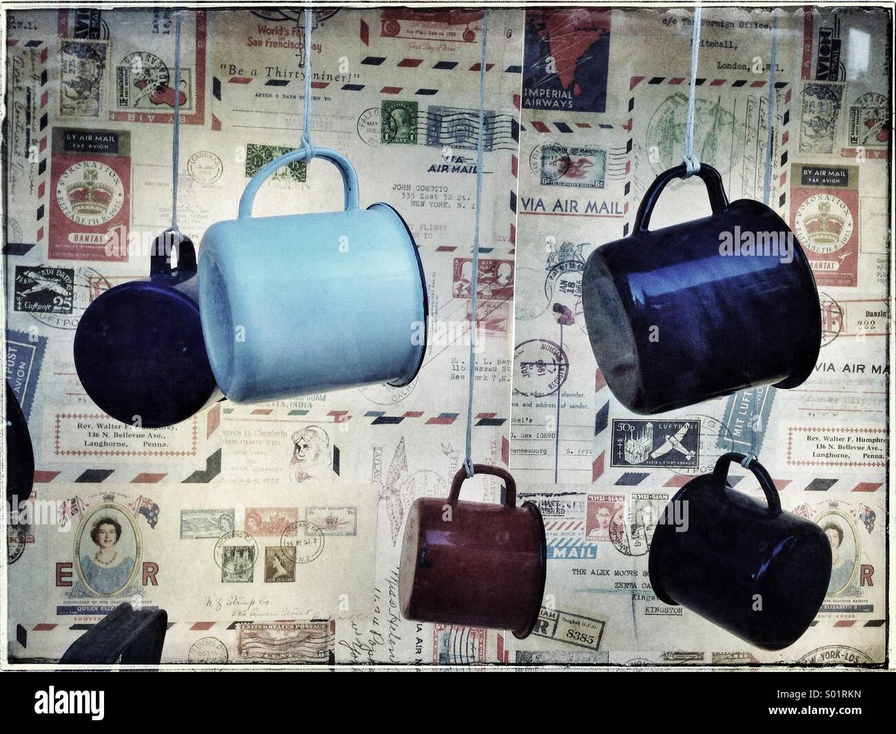 Tassen und alte Briefe Stockfoto