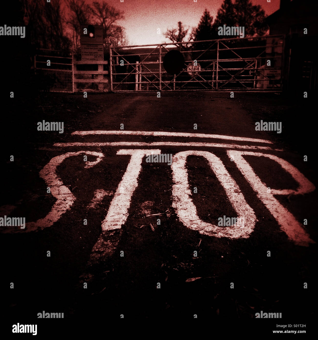 Stop-Schild am Bahnübergang (rot) Stockfoto