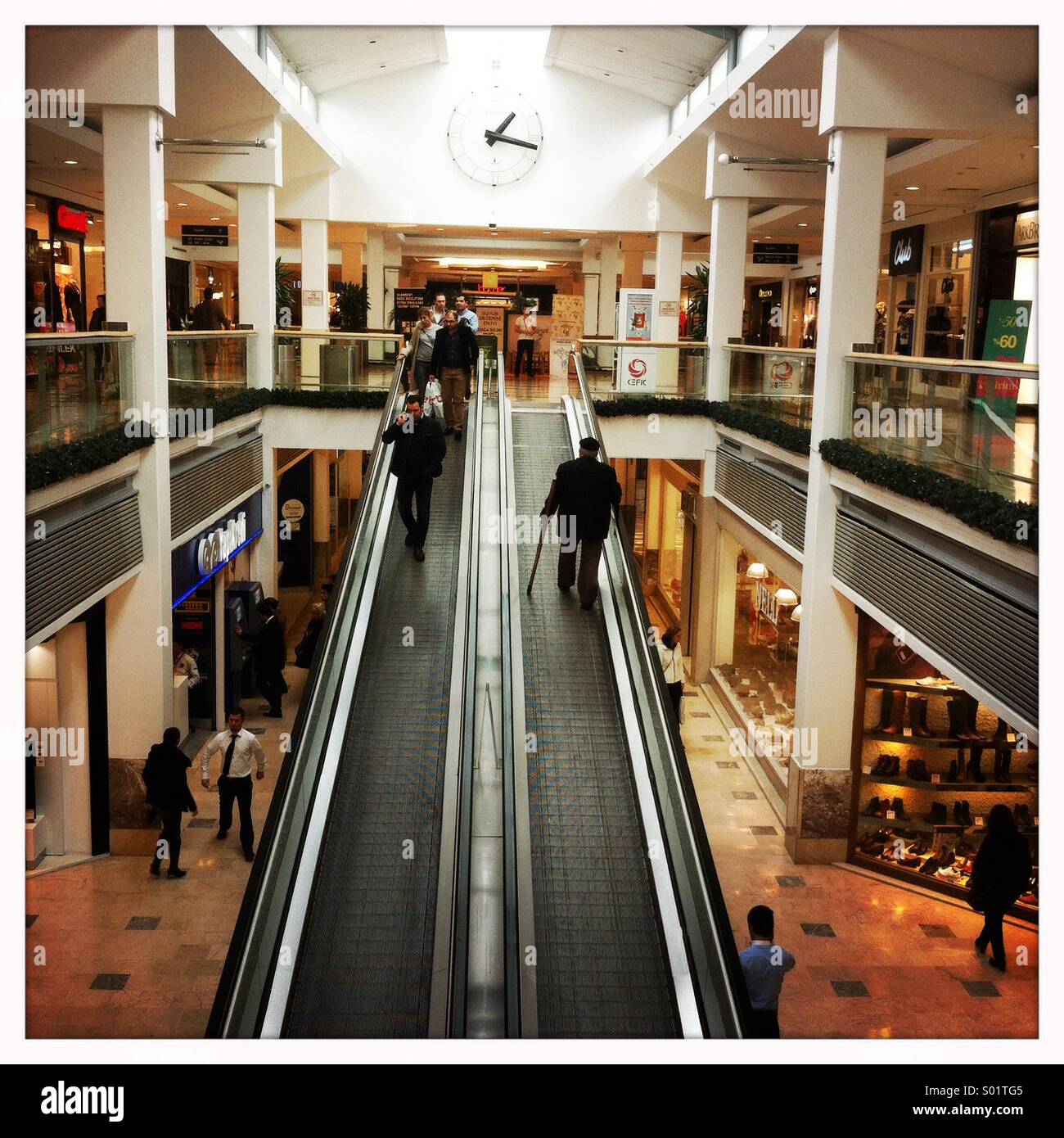 Shopping Center und Rolltreppe Stockfoto