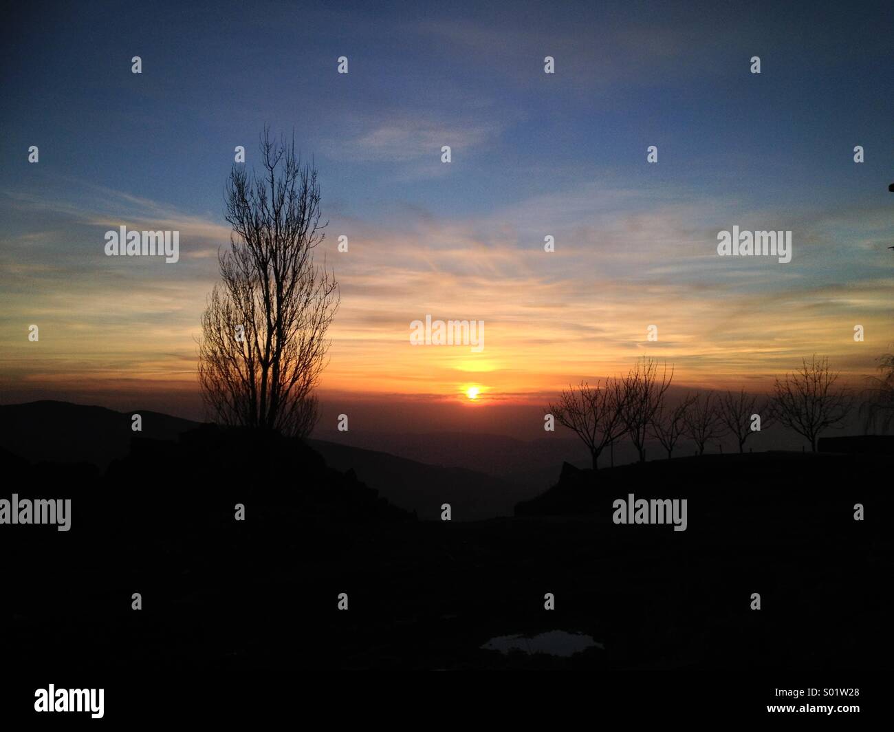 Sonnenuntergang hinter den Bergen - Ehden - Libanon-Nahost - Smartphone-aufgenommenes Stockfoto
