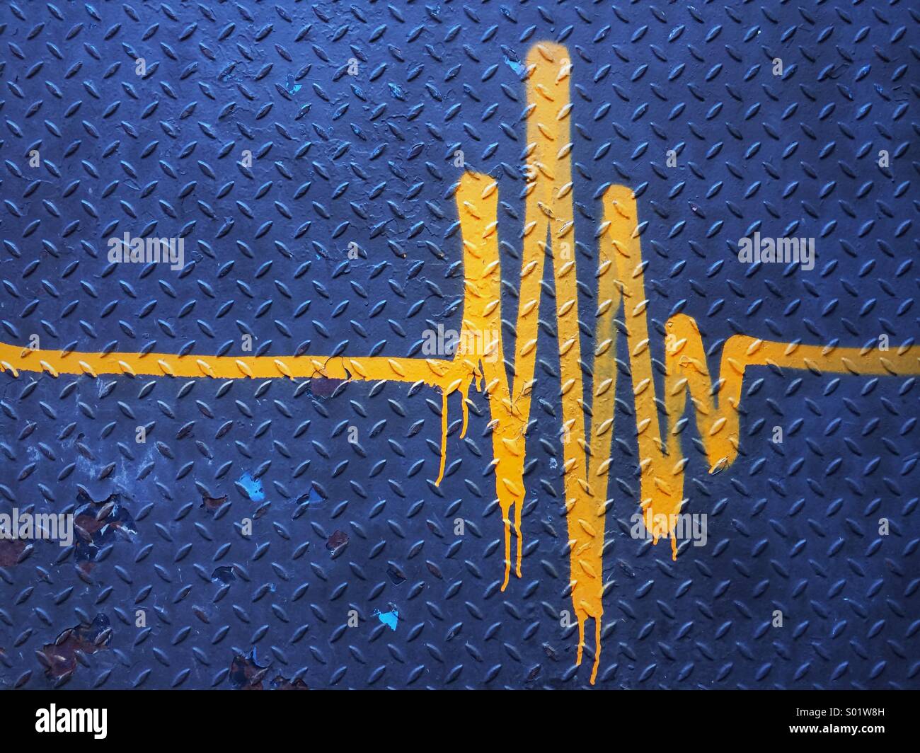 EKG-Street-Art. Graffiti der Elektrokardiographie Wellen (aka ECG) auf blauen Metalloberfläche in Manhattan, New York City, USA. Stockfoto