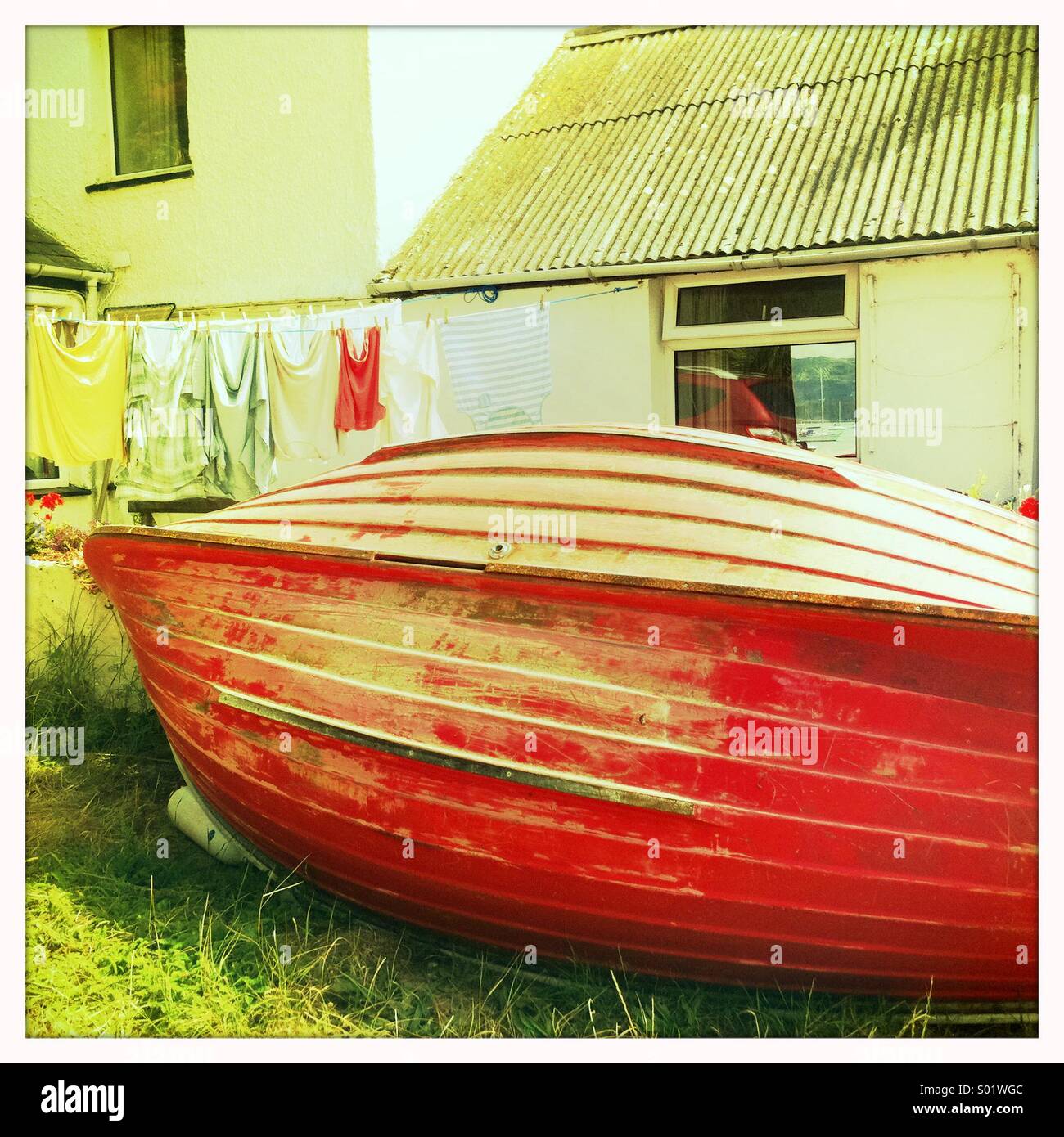 Rotes Boot vor Haus Stockfoto