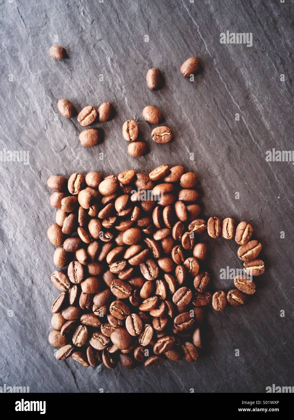 Kaffeebohnen, geformt, um eine Tasse Kaffee zu ähneln. Stockfoto