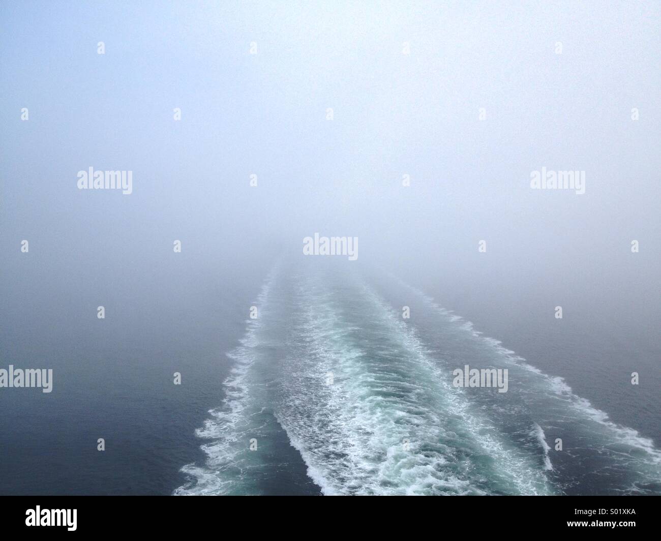 Fähre Boot Gefolge in den Nebel verschwinden. Stockfoto