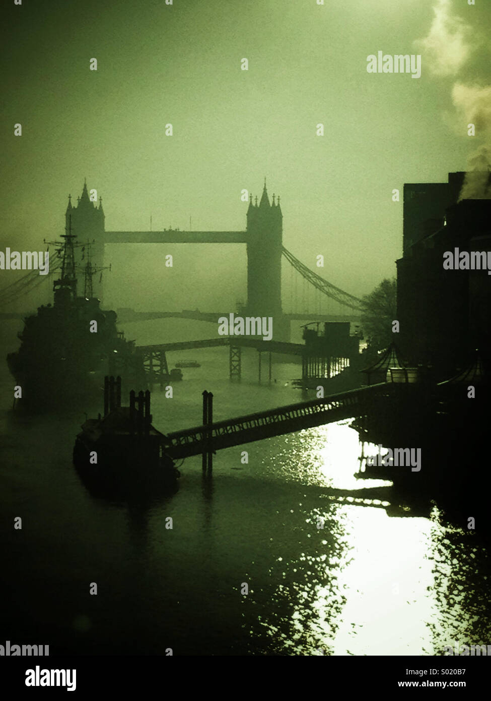 Nebligen Tag in London Town Stockfoto