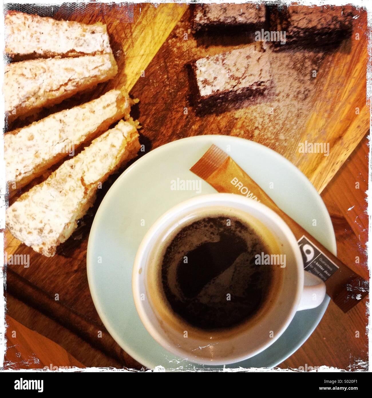 Espresso Tasse Kaffee mit Kuchen Stockfoto