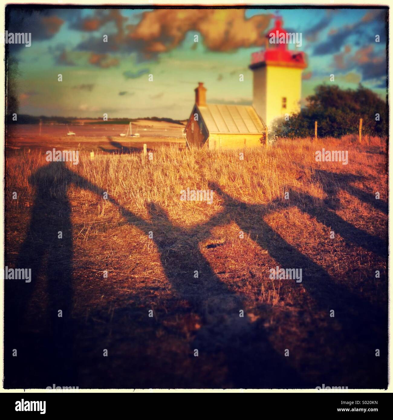 Familie Schatten vor Leuchtturm in Agon, Frankreich Stockfoto