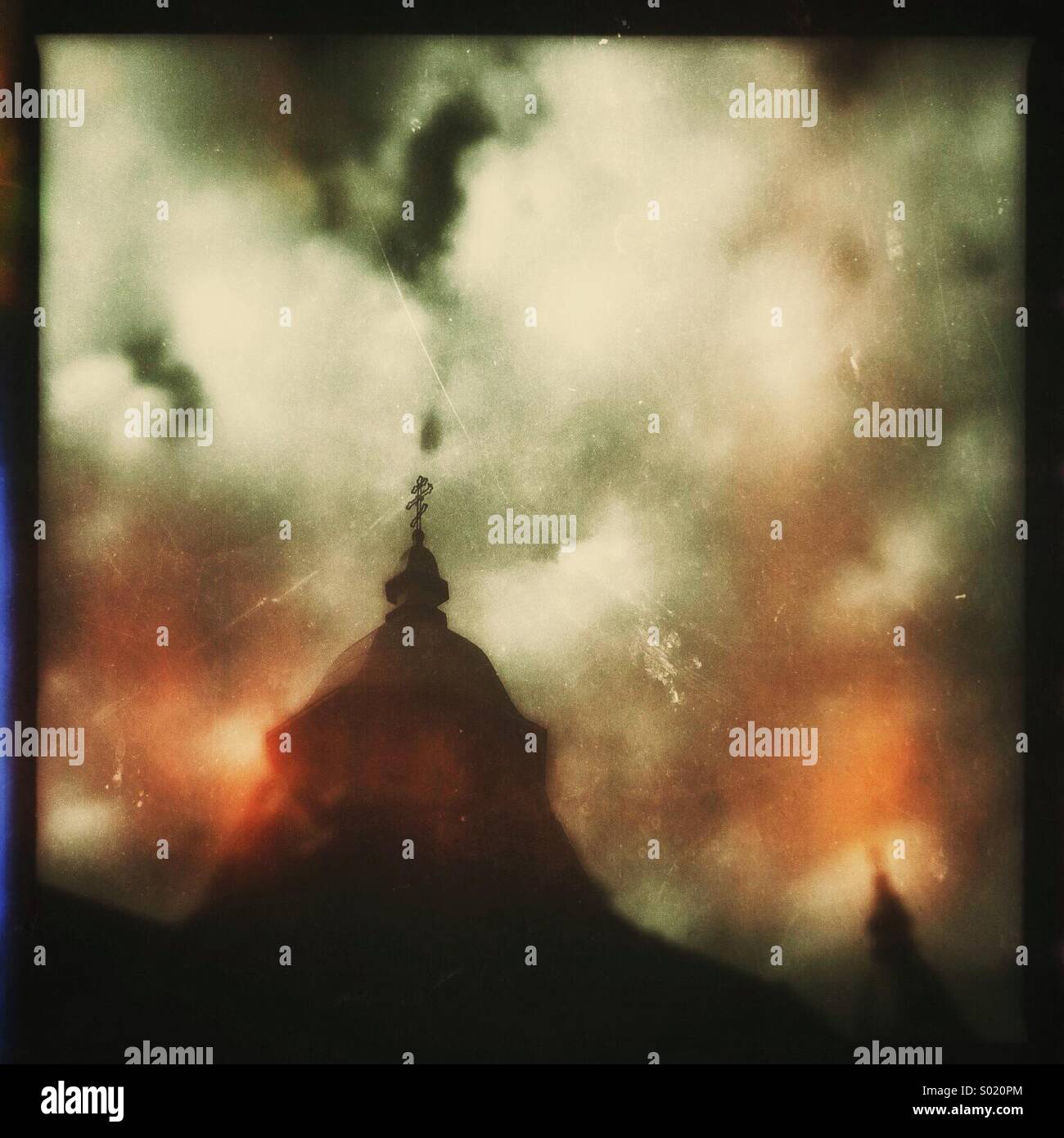 Ominös suchen Silhouette eine griechisch-orthodoxe Kirche. - Smartphone-aufgenommenes Stockfoto