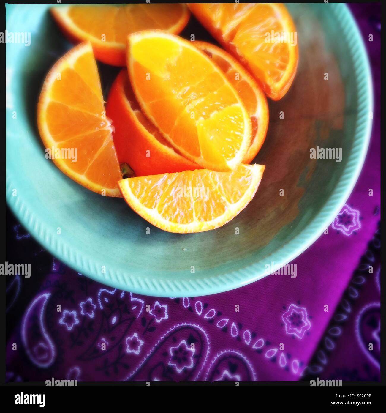 Orange Keile in Schüssel Stockfoto
