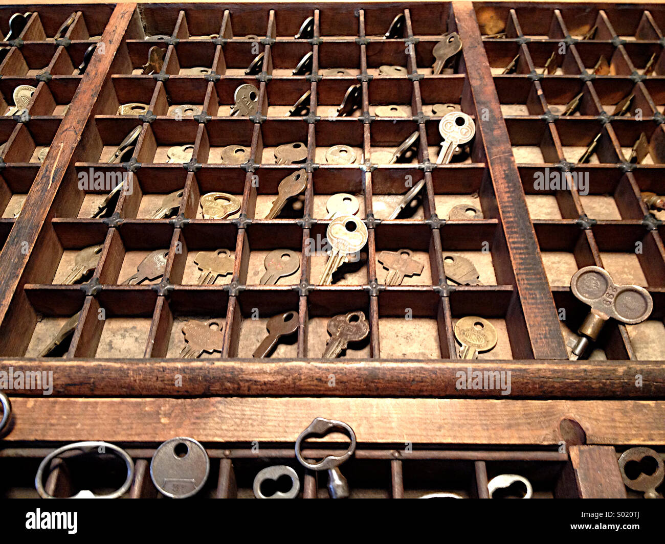 Cubbies gefüllt mit alten Schlüsseln. Stockfoto