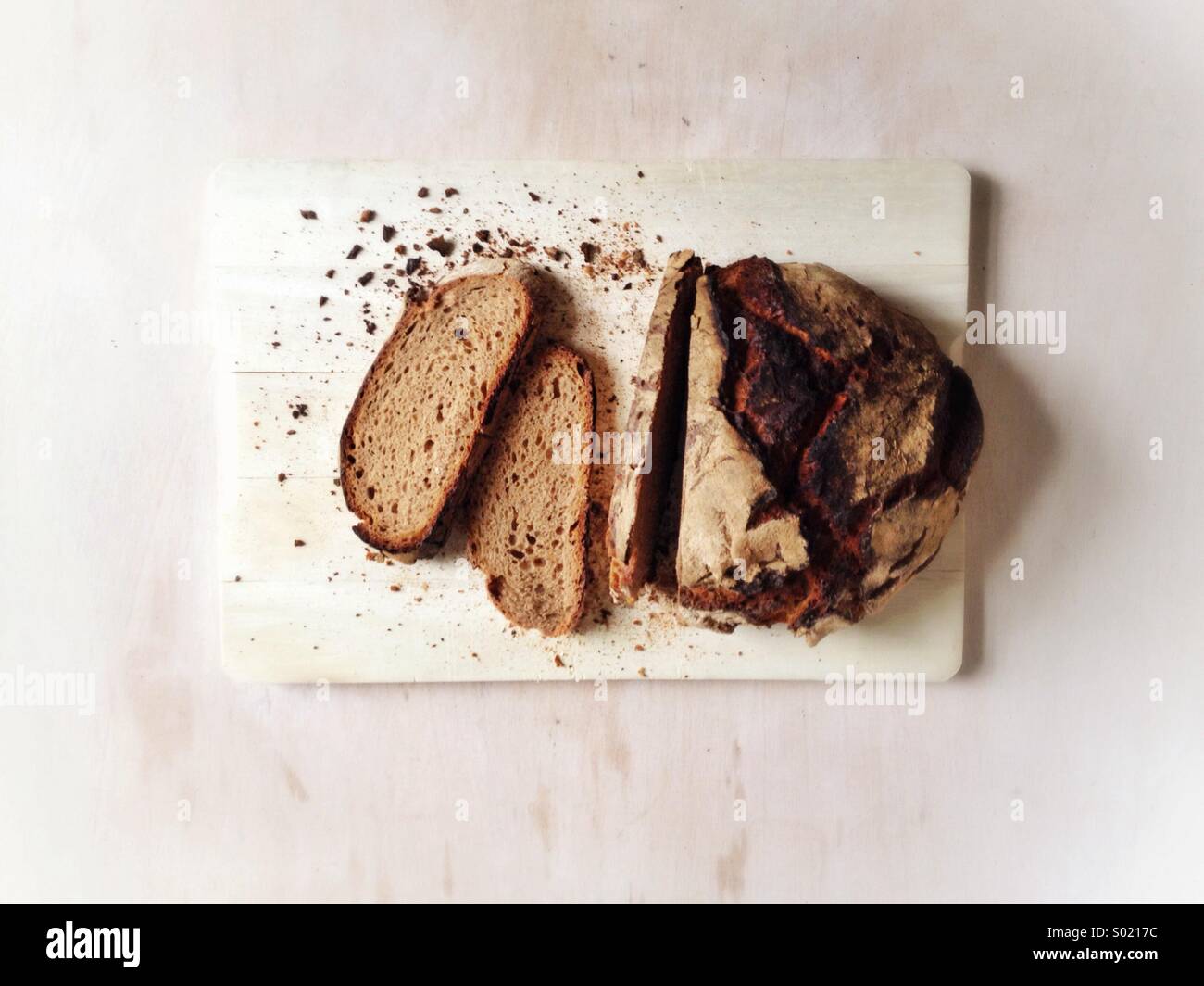 Brot auf Holzbrett Stockfoto