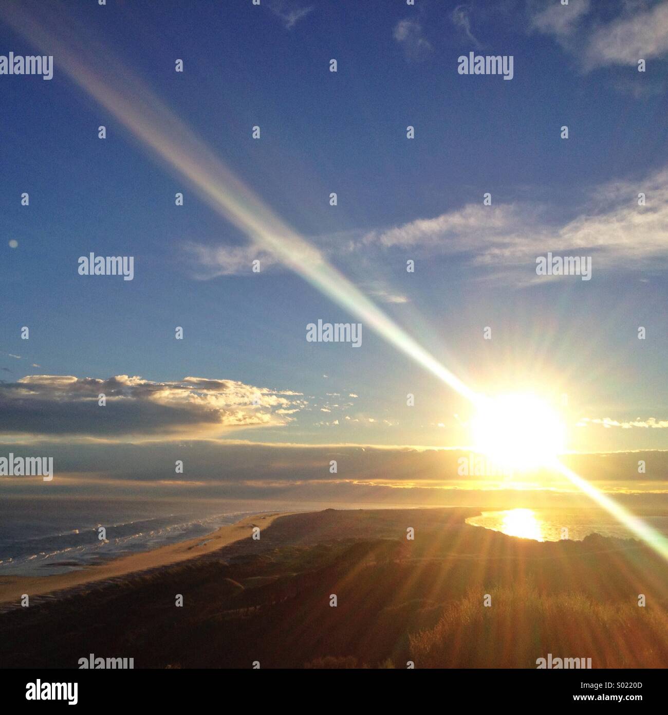 Sonnenaufgang über dem Farewell Spit. Nordspitze der Südinsel, Neuseeland. Stockfoto
