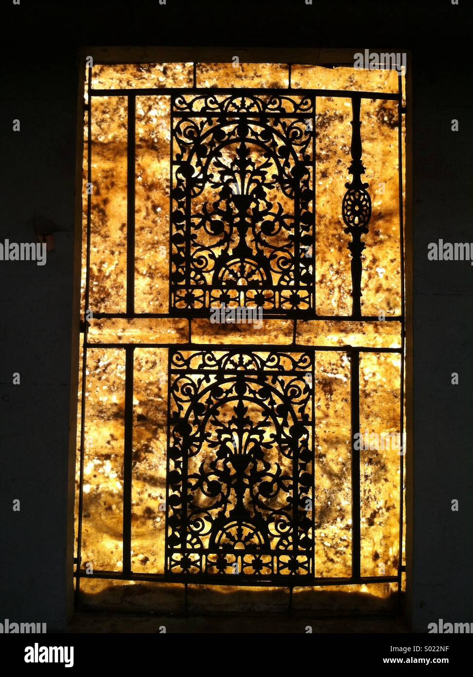 Dekorative viktorianischen Schmiedeeisen Sicherheit grill am Fenster Stockfoto