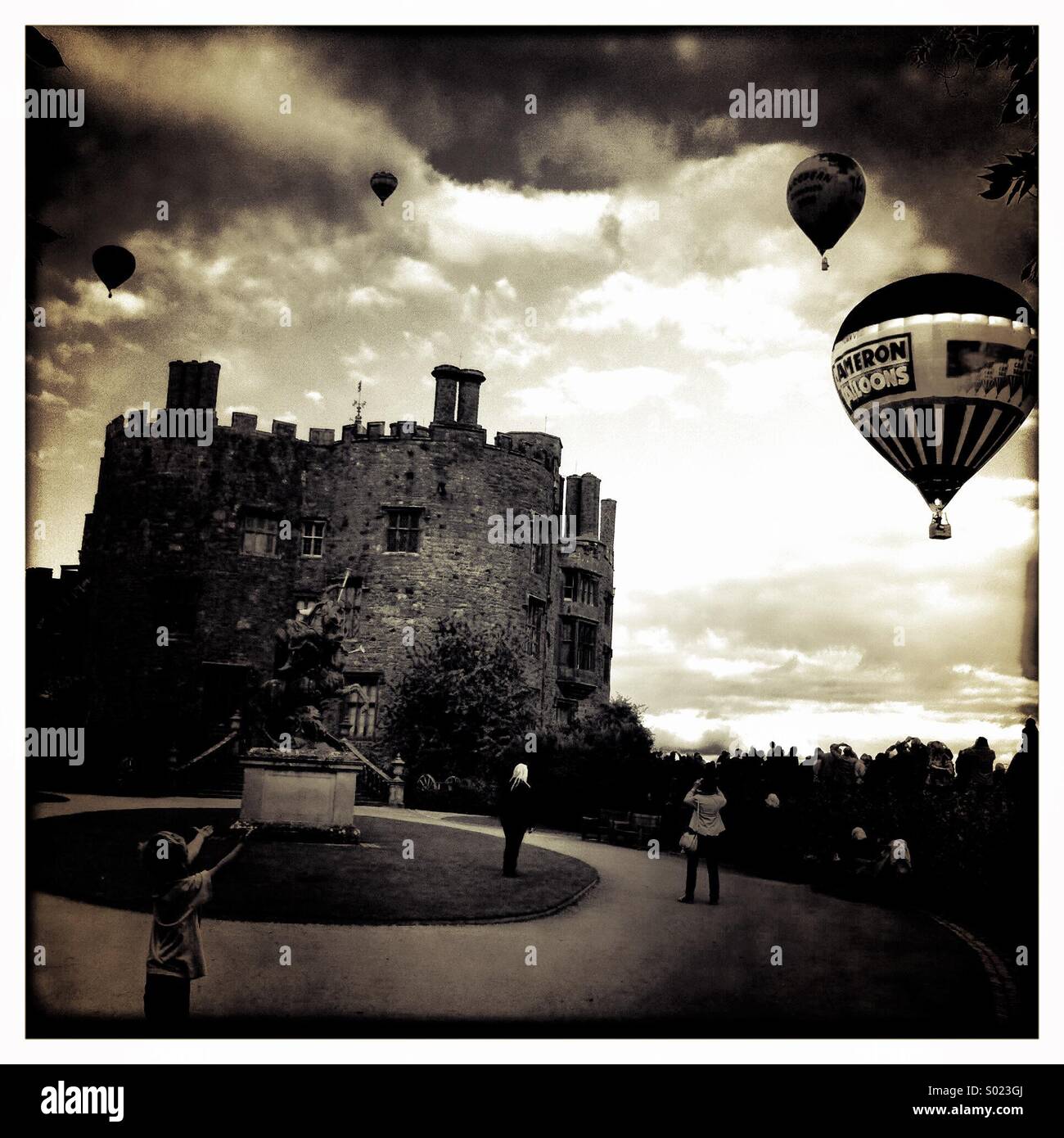 Heißluft-Ballon-Wettfahrt am Powis Castle, Wales Stockfoto
