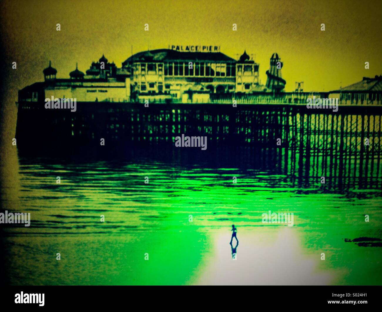 Palace Pier von Brighton mit Figur am Strand Stockfoto