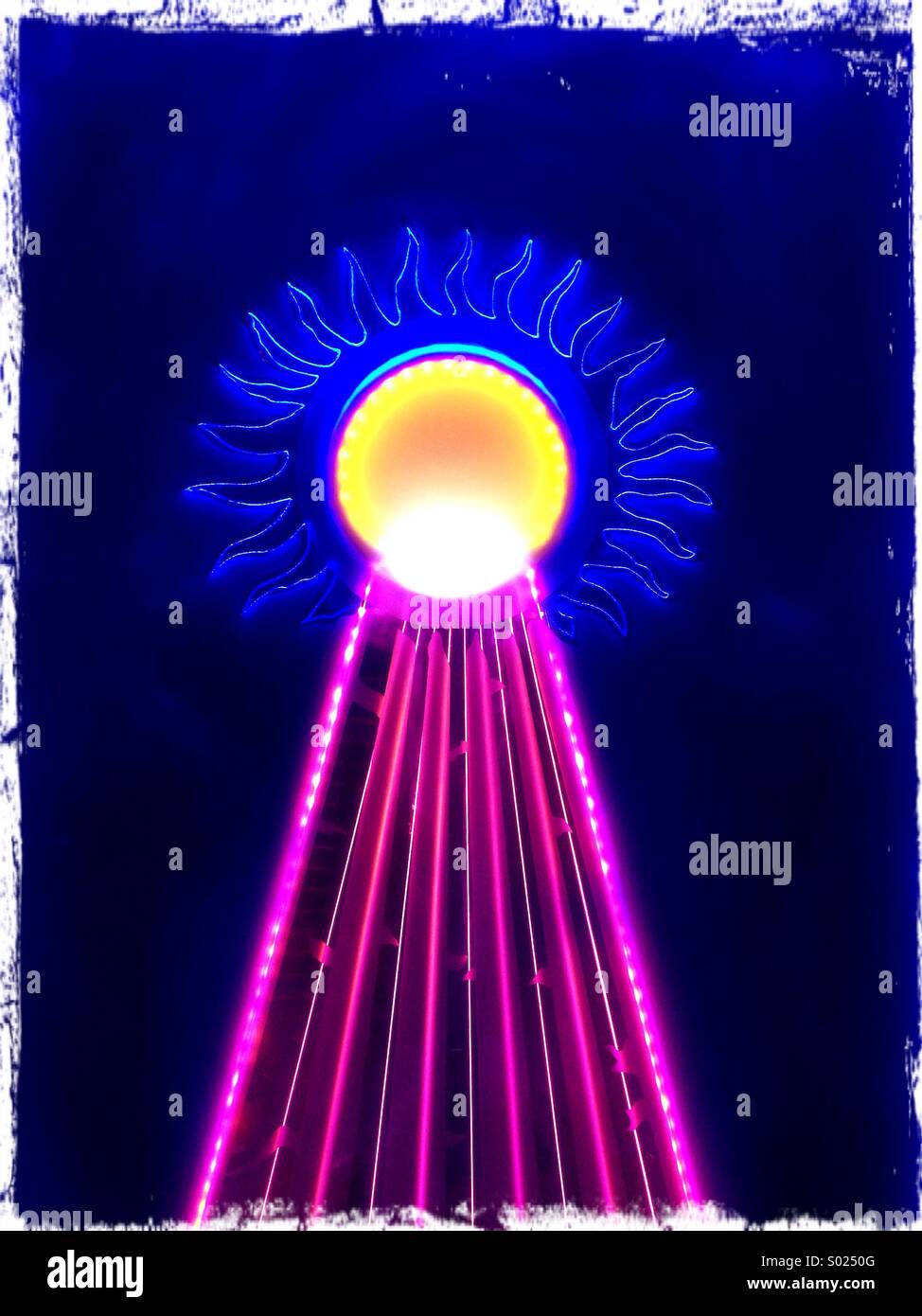 Wandleuchte mit Freimaurersymbolen. - Smartphone-aufgenommenes Stockfoto
