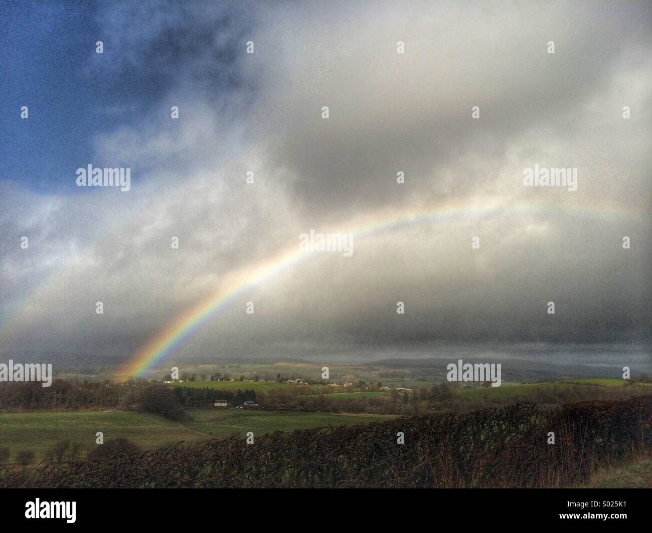 Regenbogen kurz nach Gewitter Stockfoto