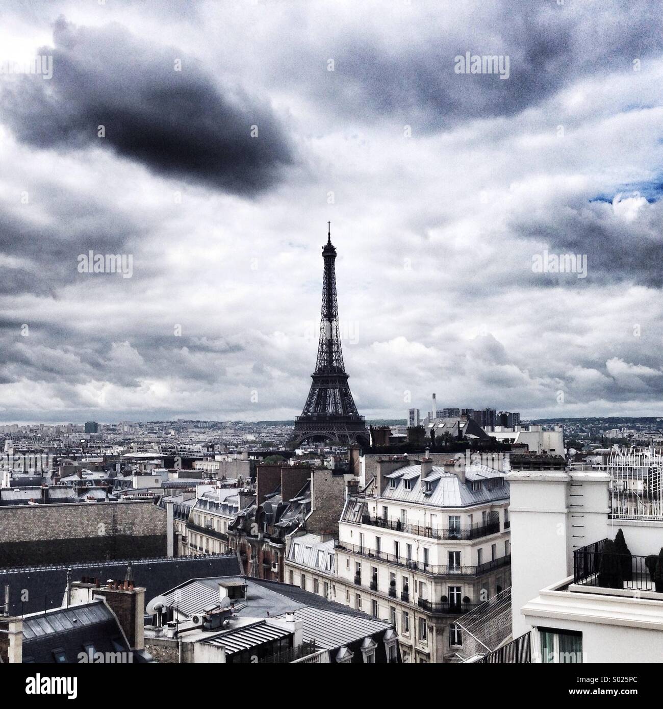 Eiffel-Turm an einem grauen Tag Stockfoto