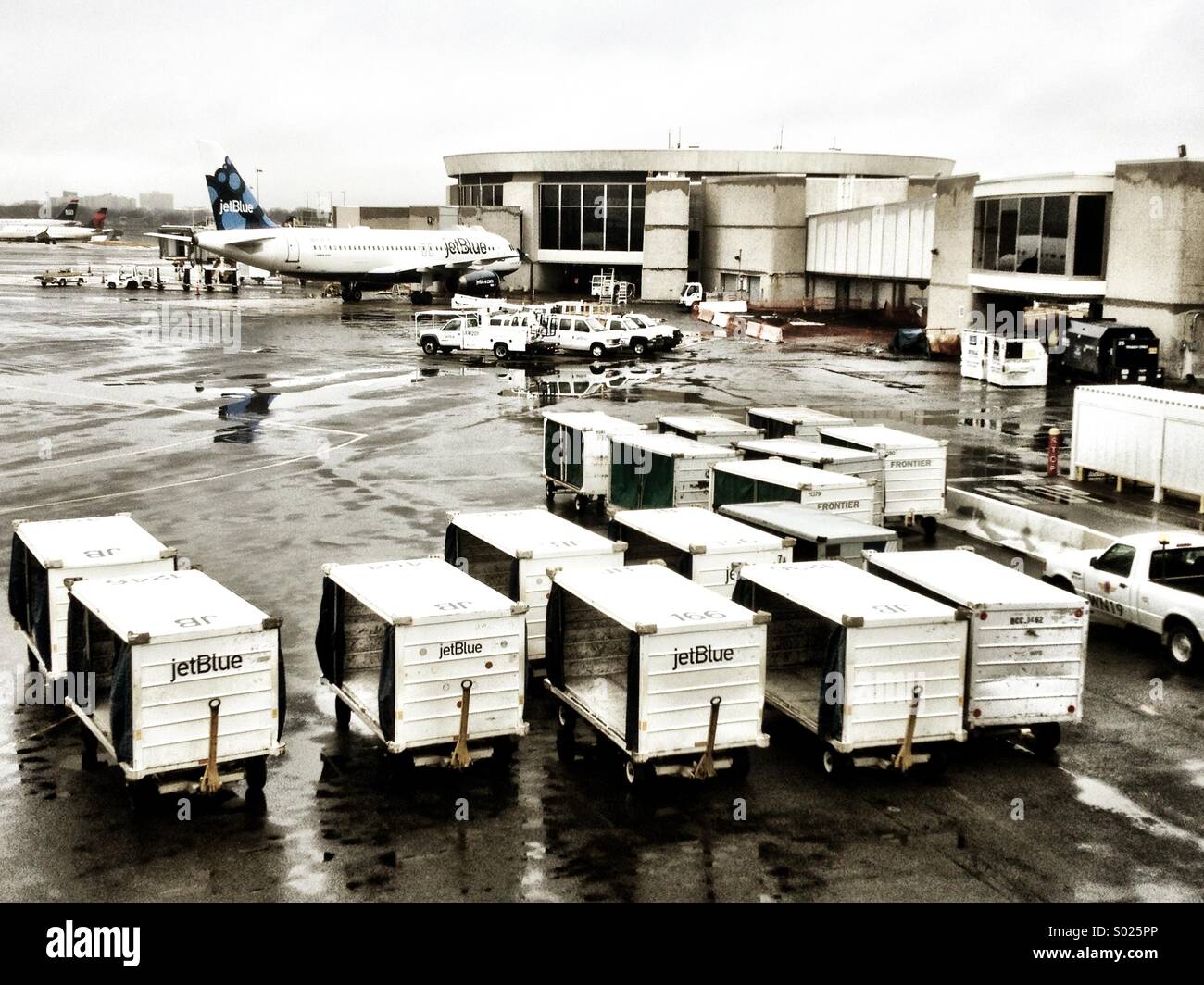 Baggage carts Fotos und Bildmaterial in hoher Auflösung Alamy
