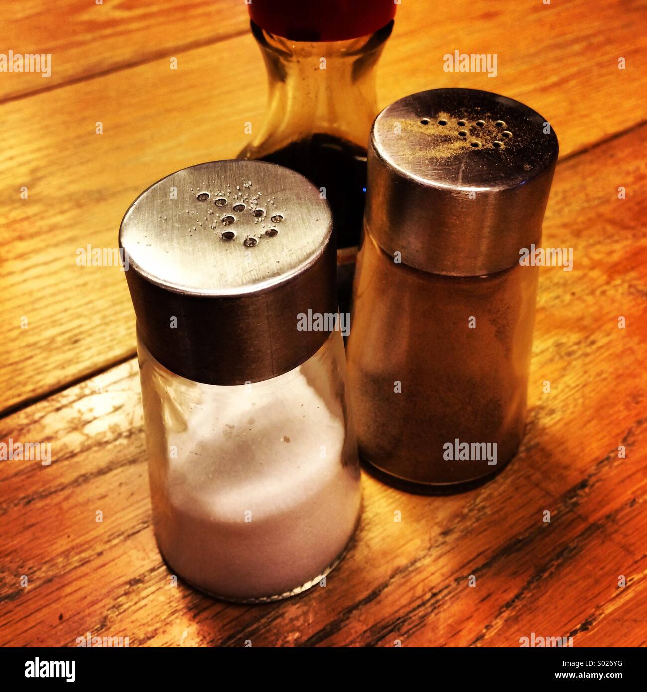 Salz- und Pfefferstreuer mit Sojasauce Flasche Stockfoto