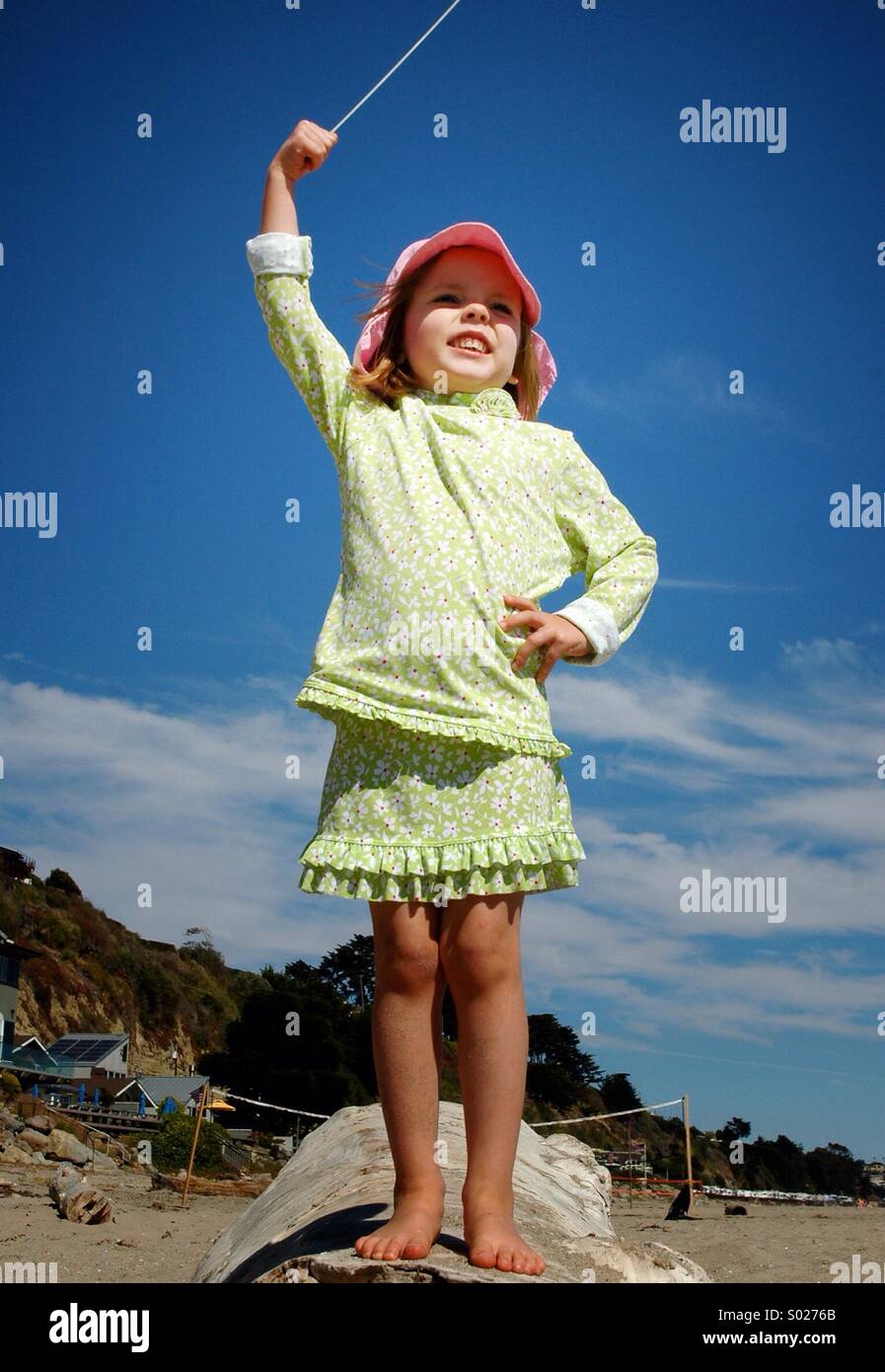 Ein kleines Mädchen führt ihr imaginäres Orchester. Stockfoto