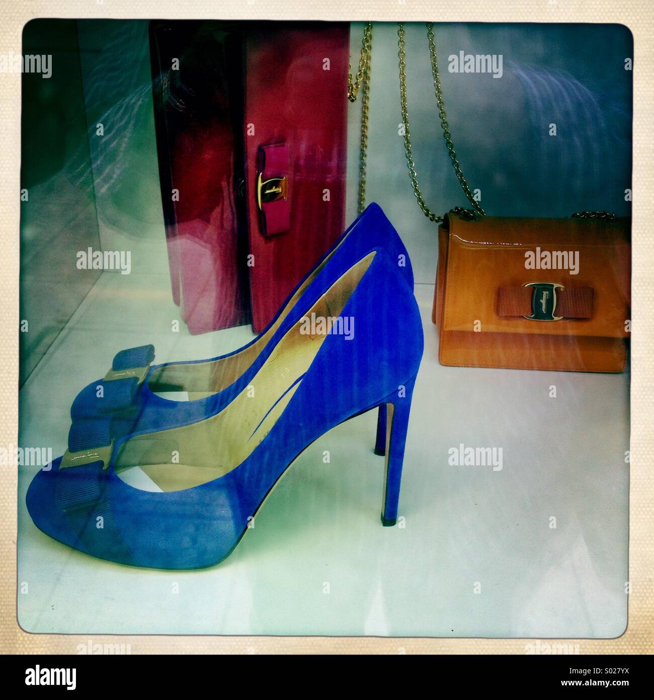 Blaue Schuhe im Schaufenster Stockfoto