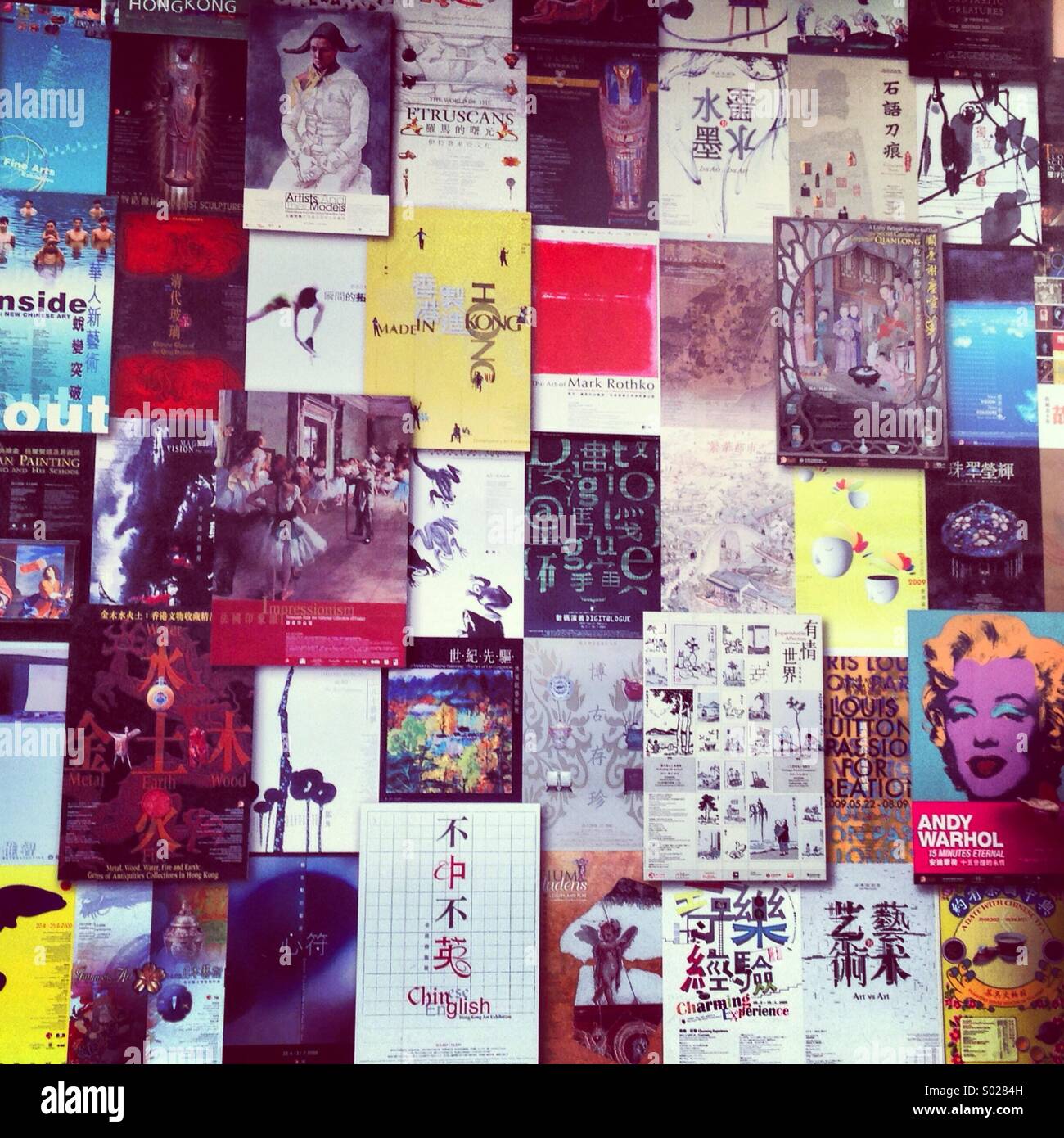 Wand von Plakaten auf der Hong Kong Kunstmuseum 2013 Stockfoto
