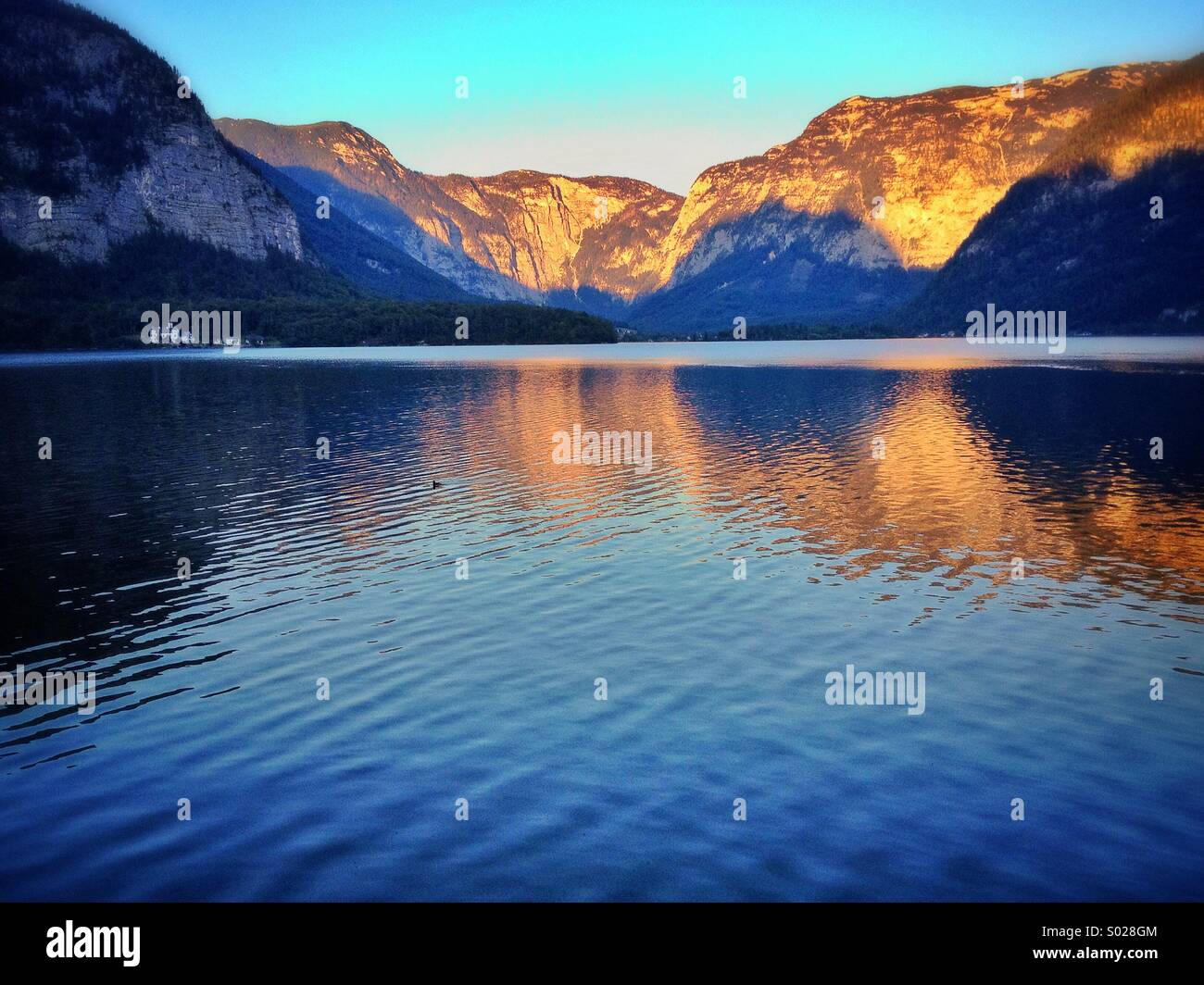 Bergsee in Hallstatt Österreich bei Sonnenuntergang mit Reflexion - Smartphone-aufgenommenes Stockfoto