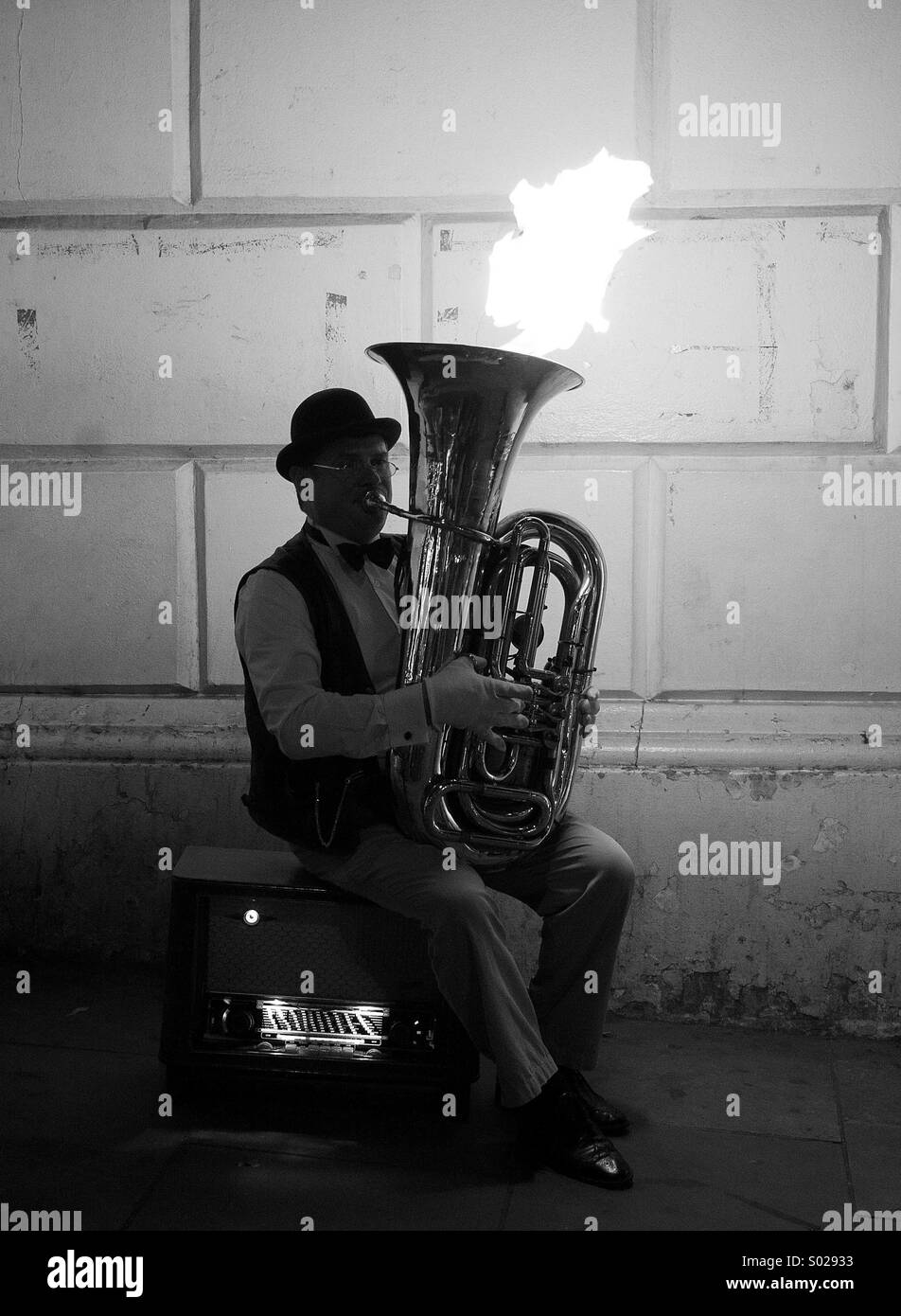 Straßenkünstler. Flammende Tuba. Stockfoto