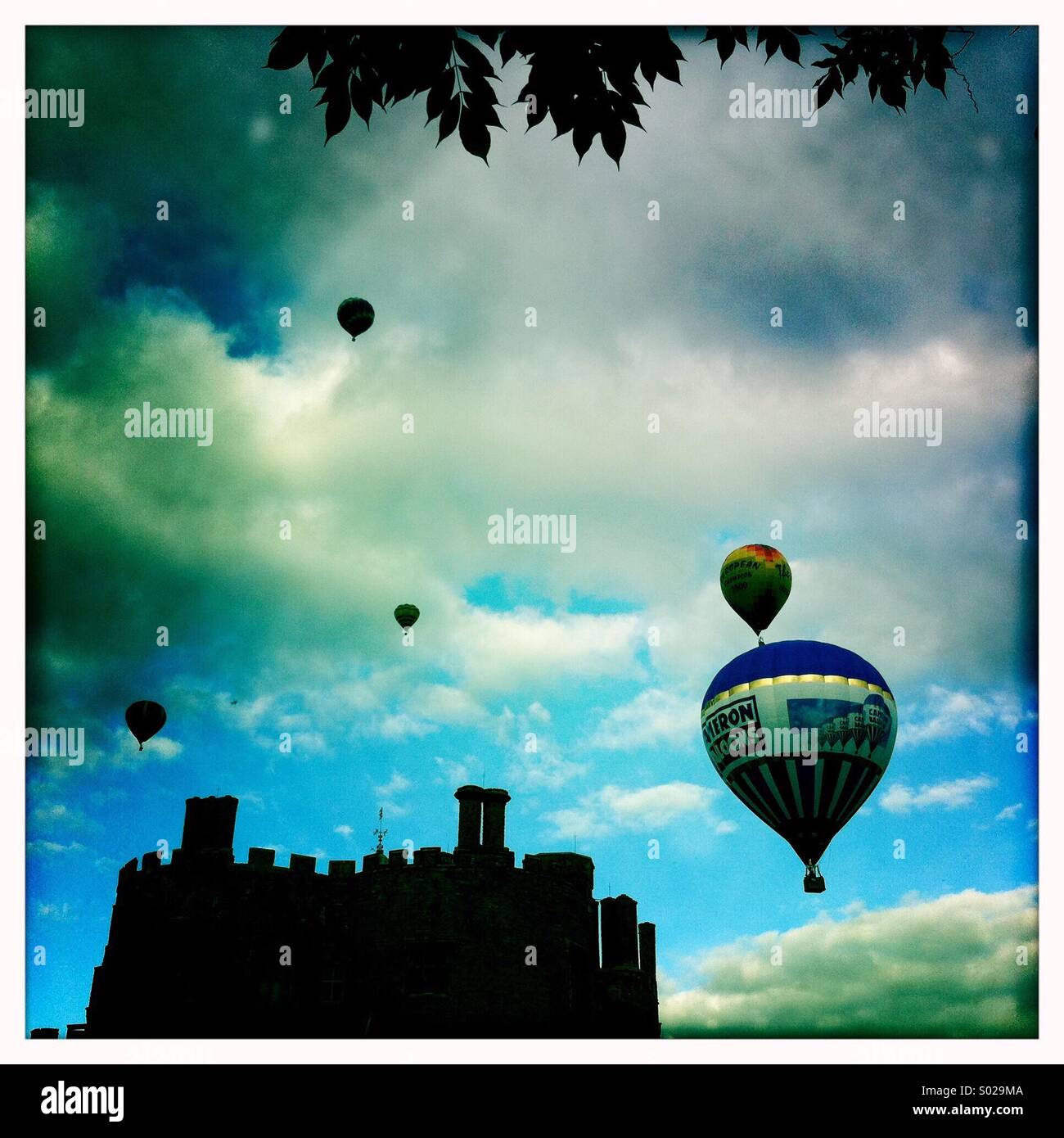 Heißluft-Ballon-Wettfahrt über Burg Stockfoto