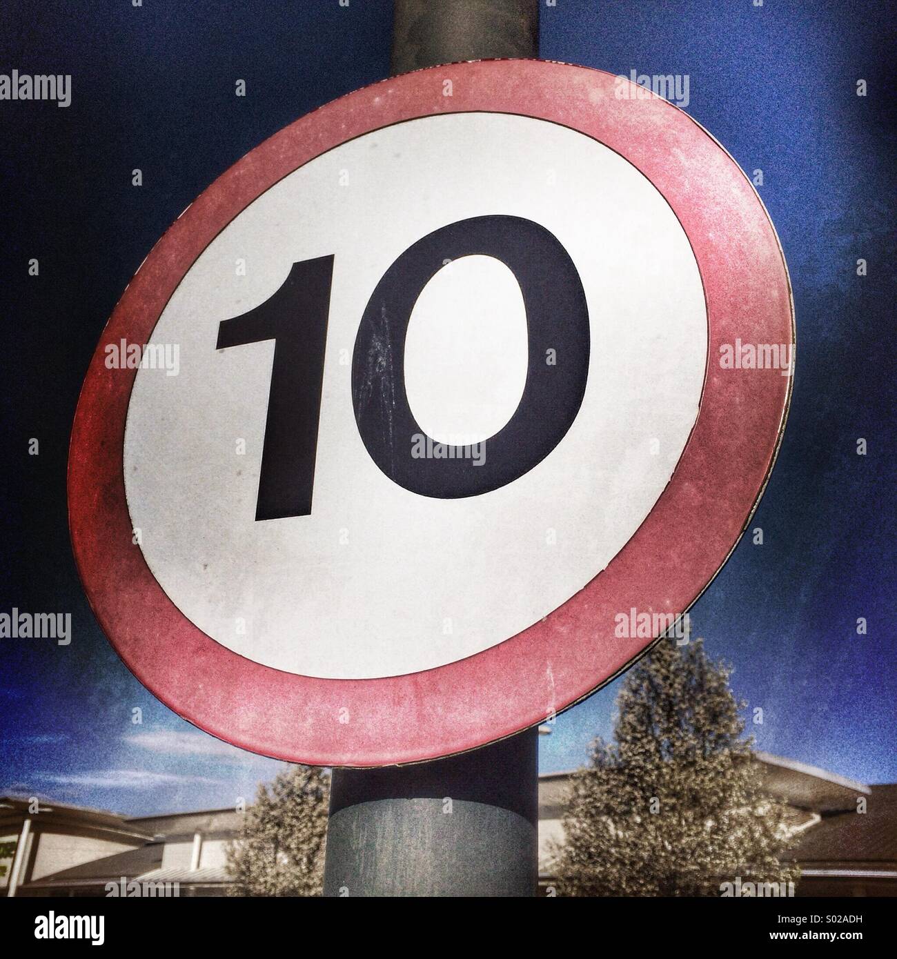 10mph grenzzeichen -Fotos und -Bildmaterial in hoher Auflösung – Alamy