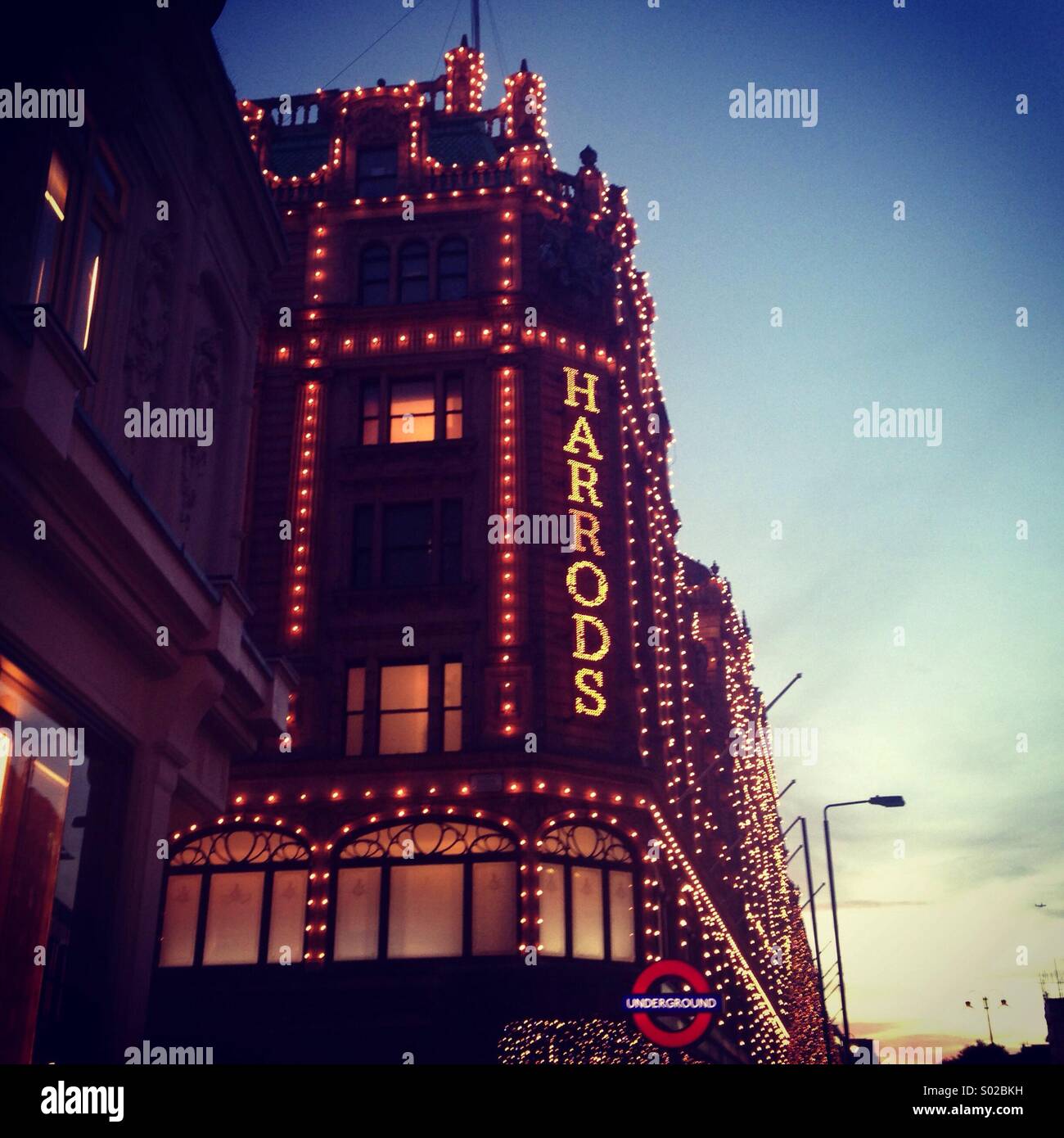 Harrods bei Nacht Wow London Stockfoto