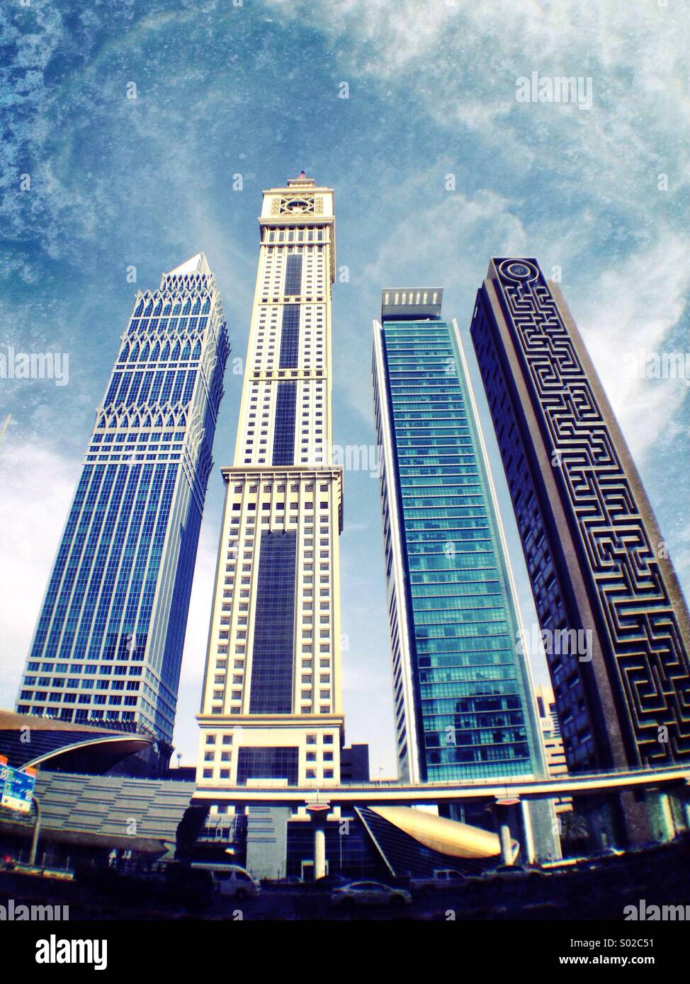 Moderne Wolkenkratzer an der Sheikh Zayed Road in Dubai Vereinigte Arabische Emirate - Smartphone-aufgenommenes Stockfoto