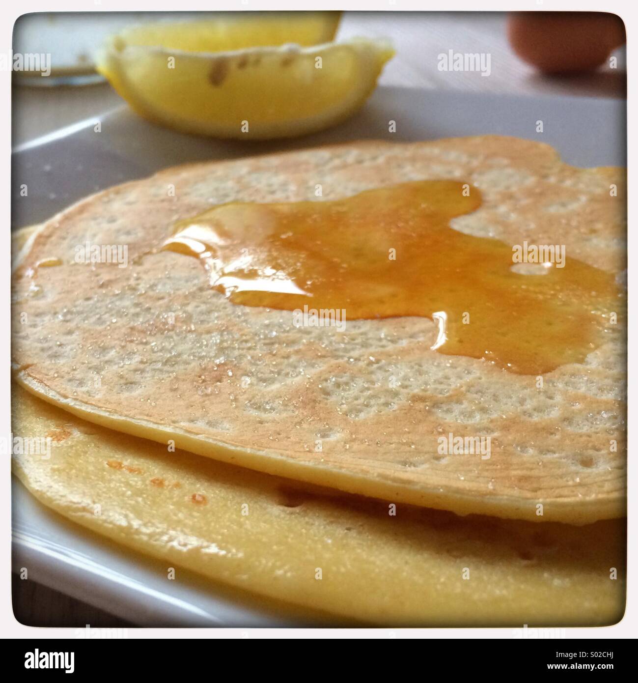 Süße Pfannkuchen mit Sirup und Zitronensaft Keile auf einem Teller Stockfoto